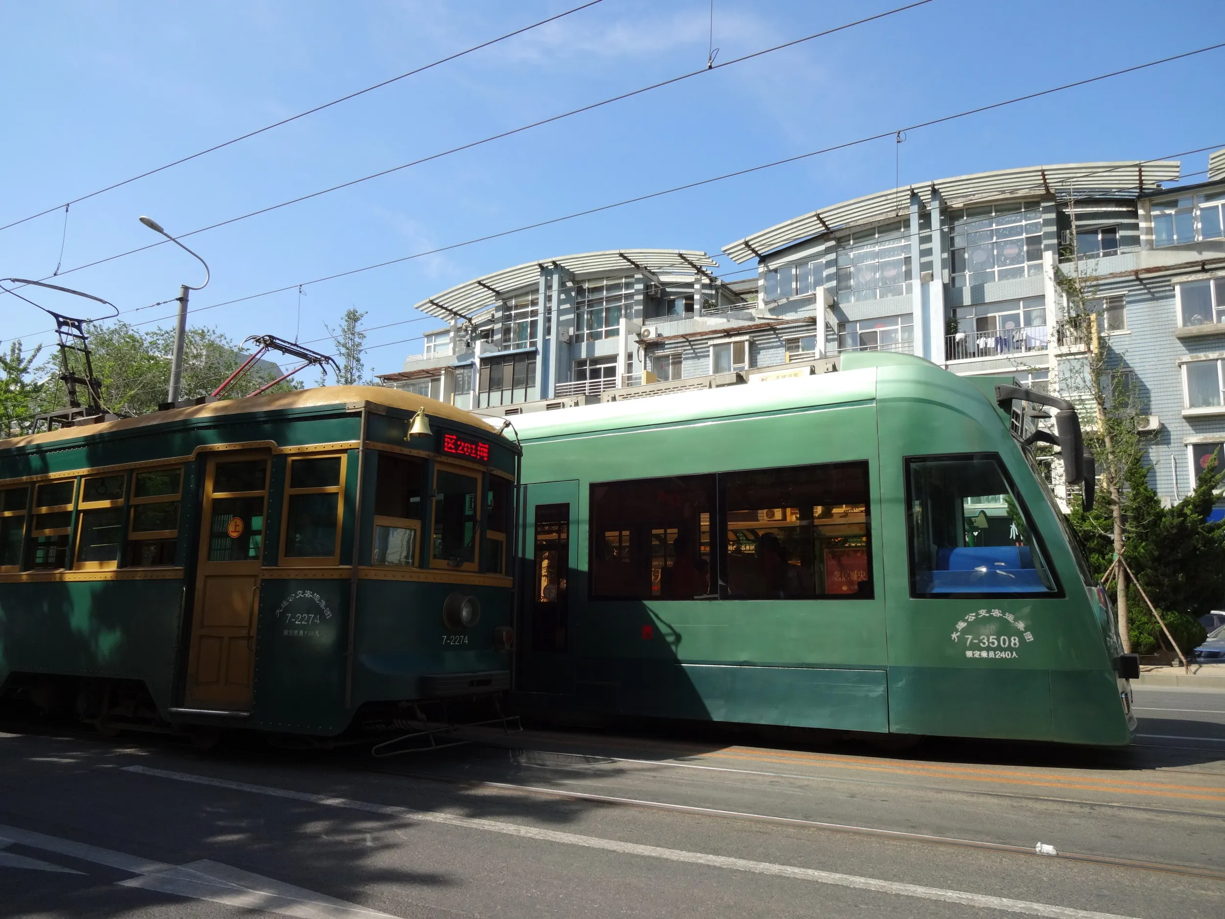 新旧車両の並び