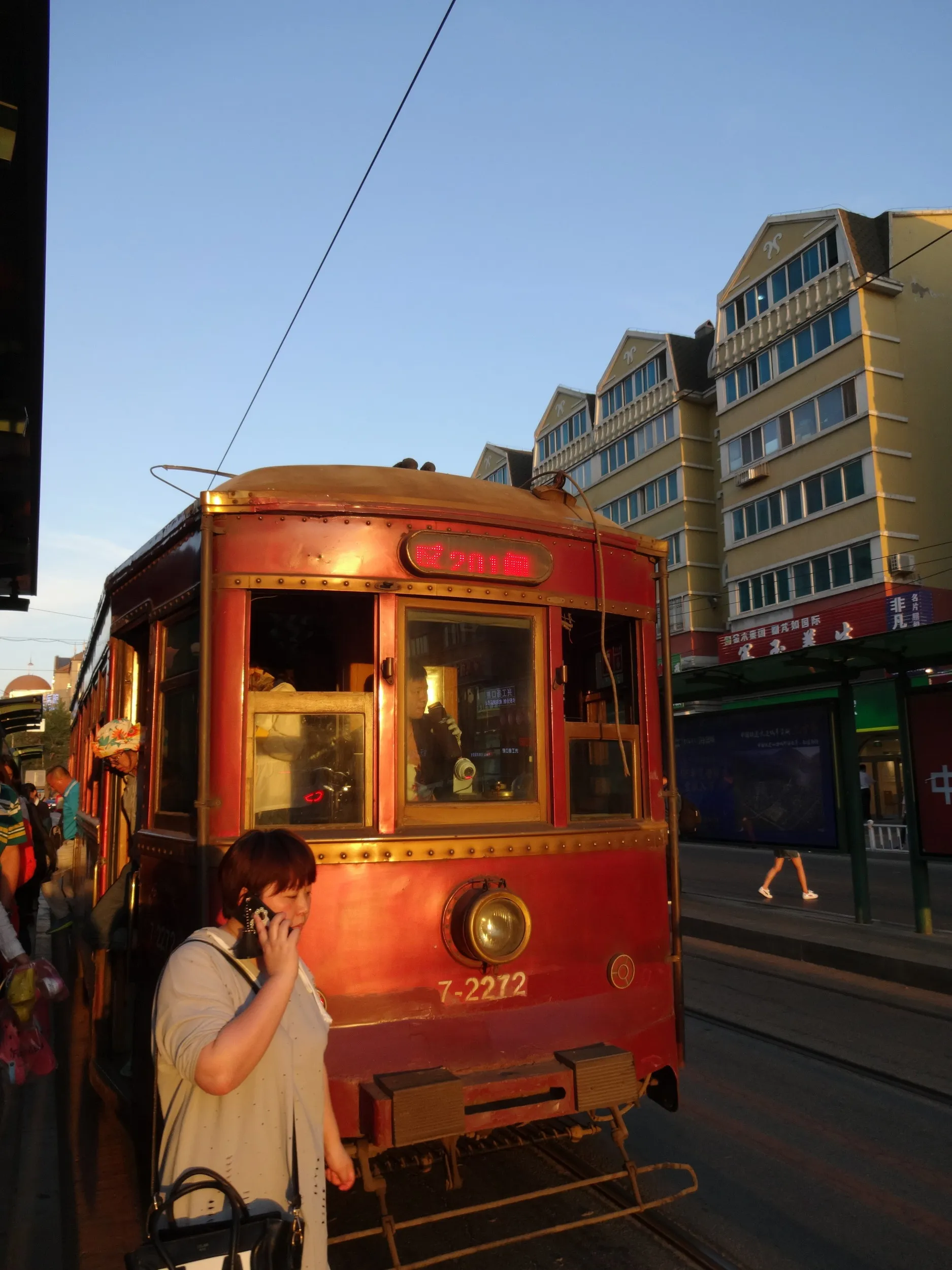 車両の色と夕日がよく似合う路面電車