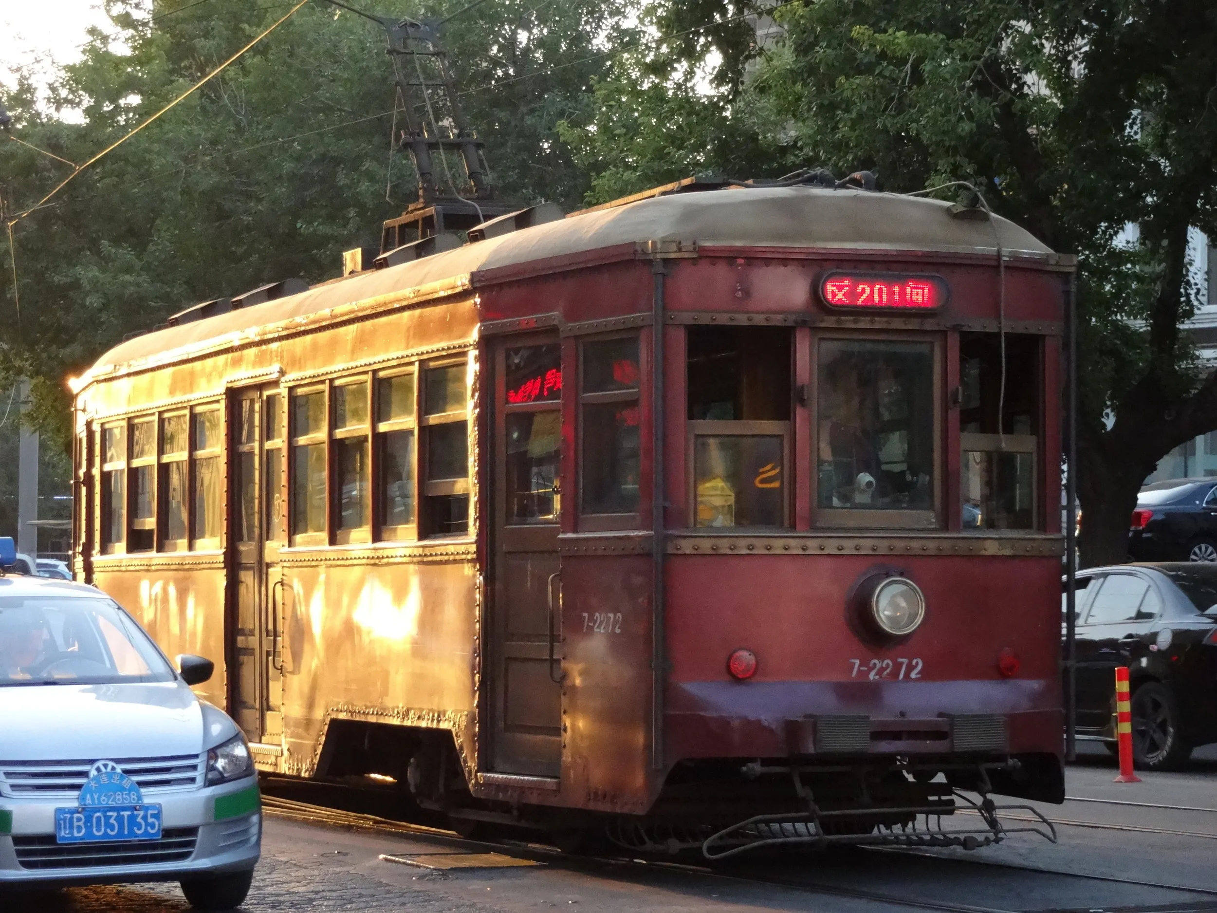 車両の色と夕日に映える路面電車