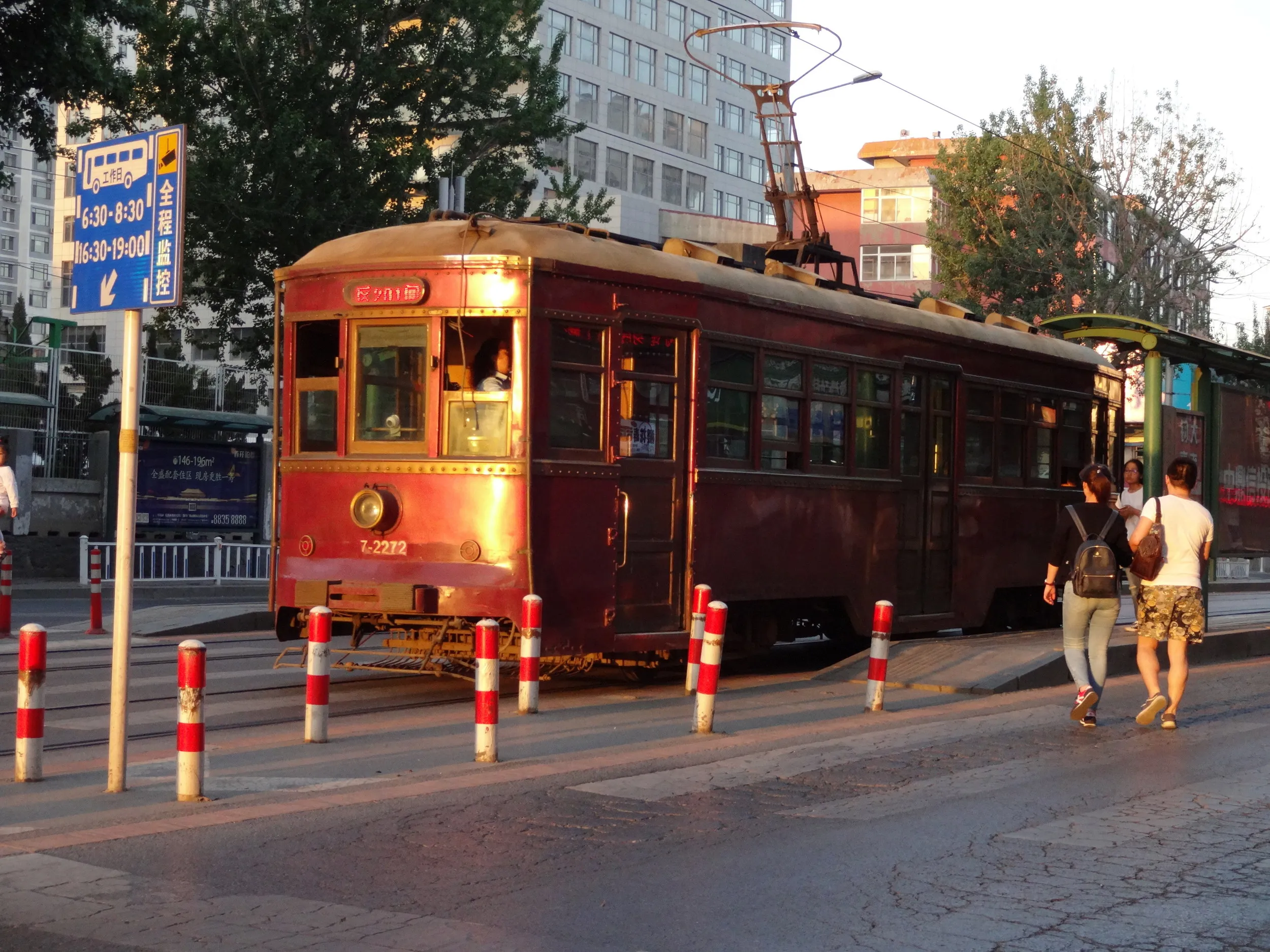 車両の色と夕日に映える路面電車