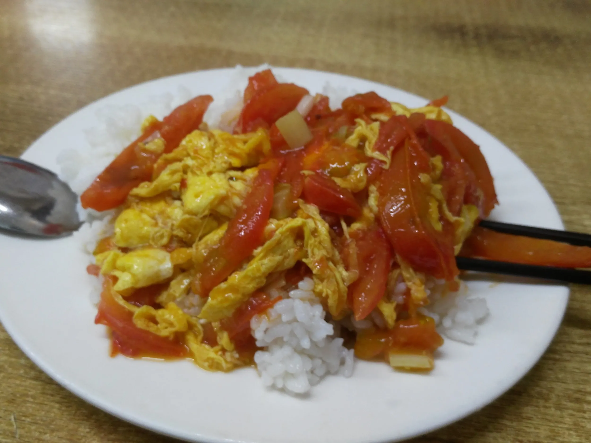 夜食のトマトと卵の炒め物