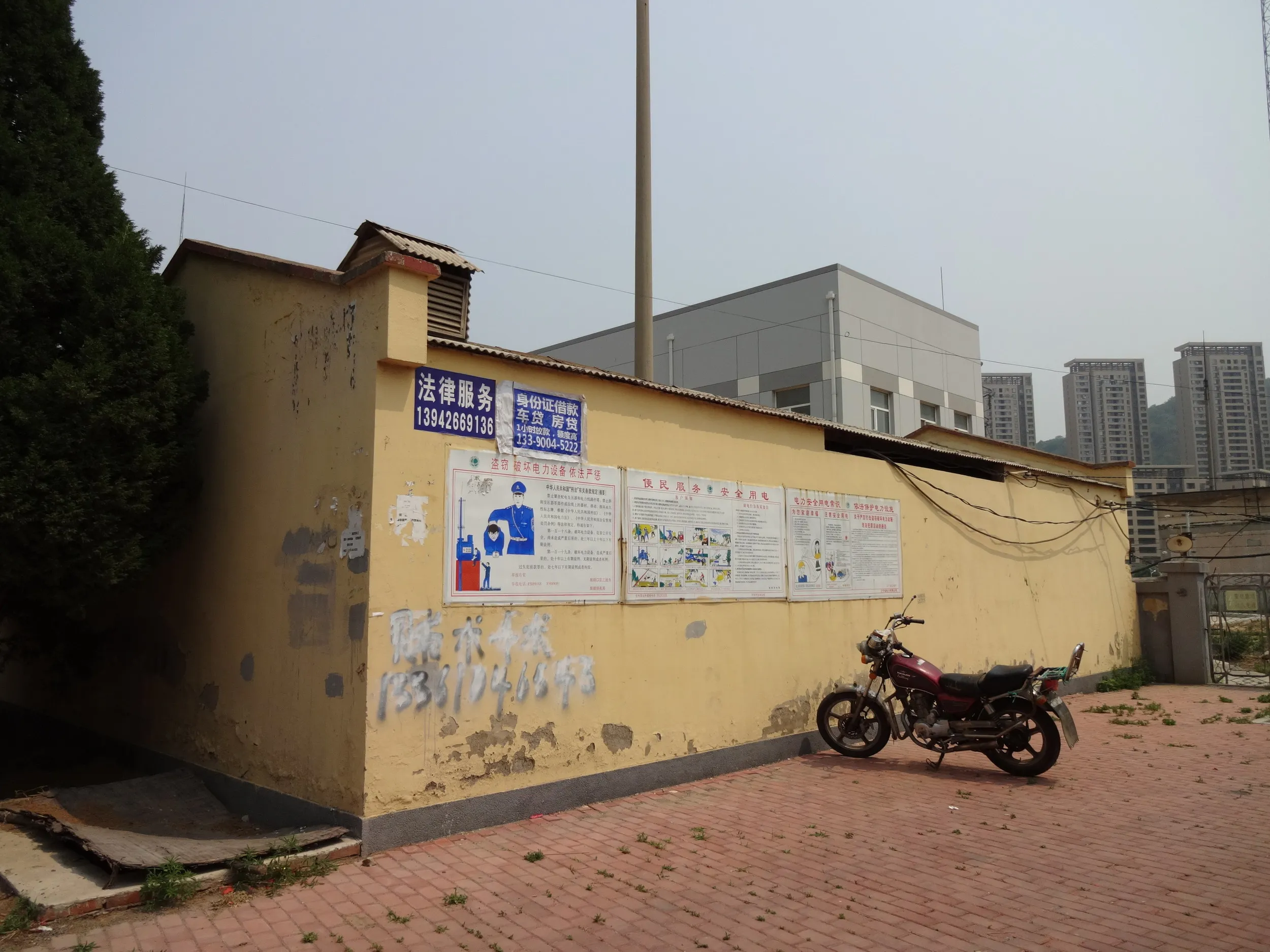 ダムへ向かう道