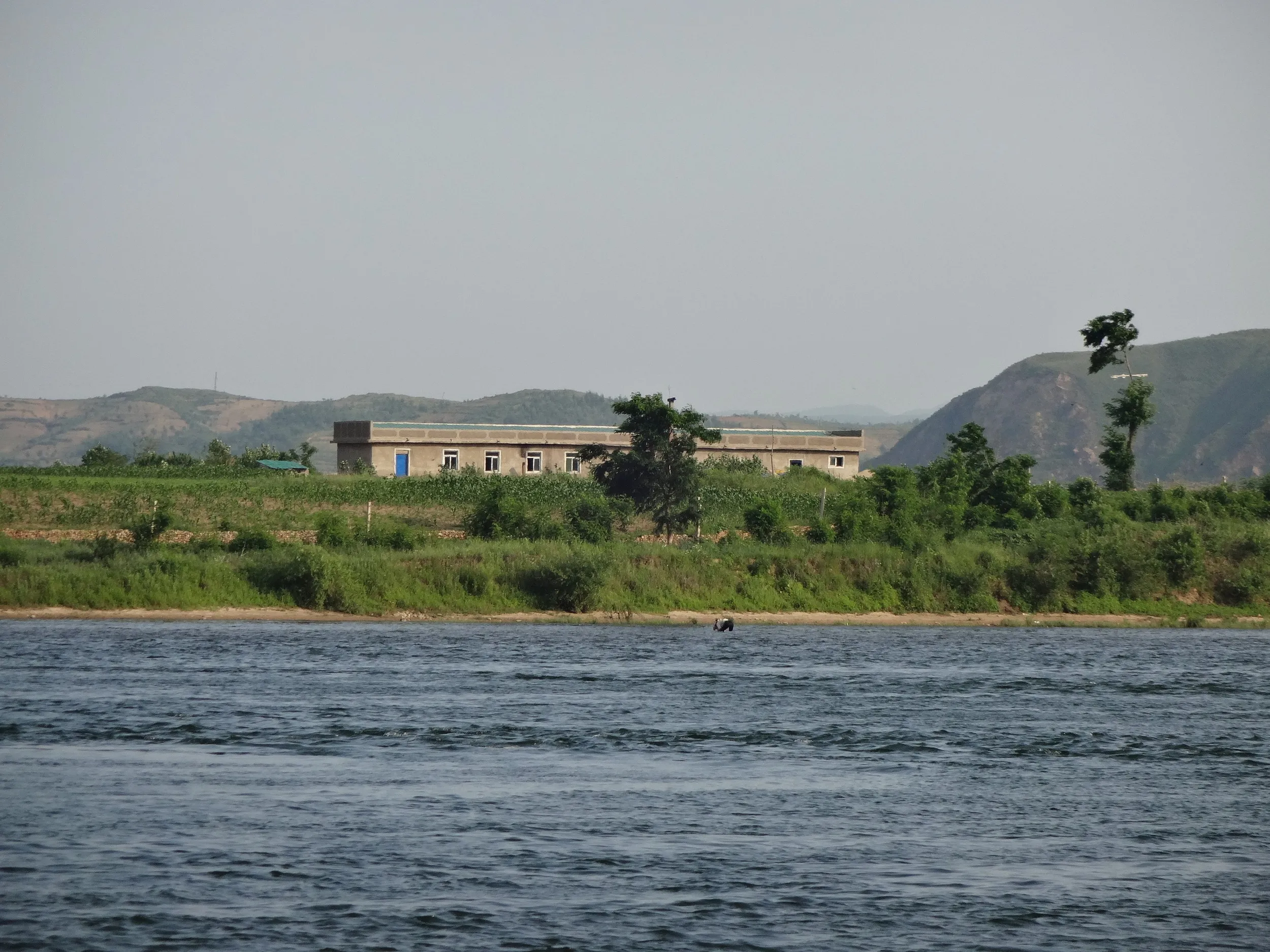 遊覧船から北朝鮮を眺める