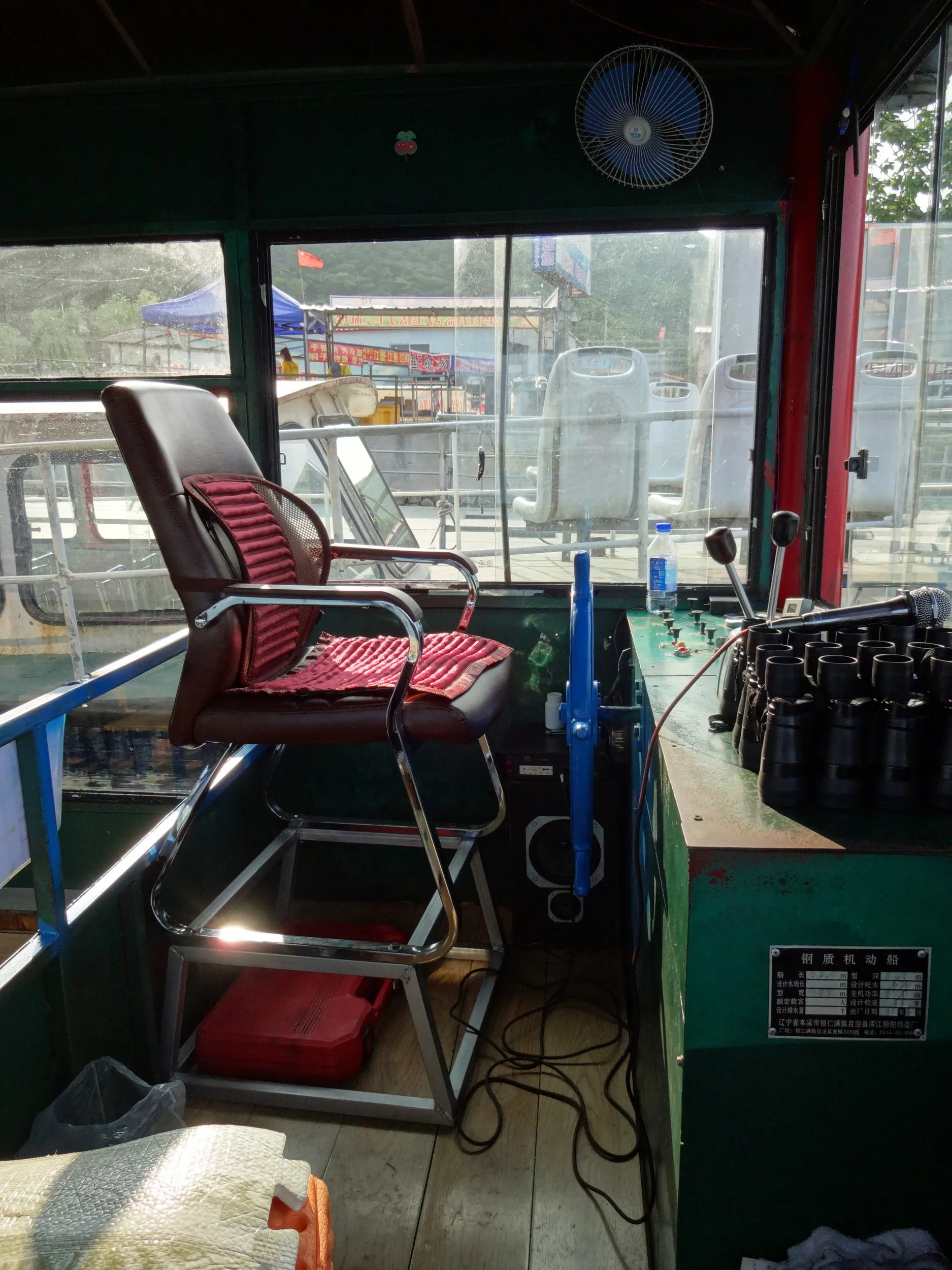 遊覧船の操舵席