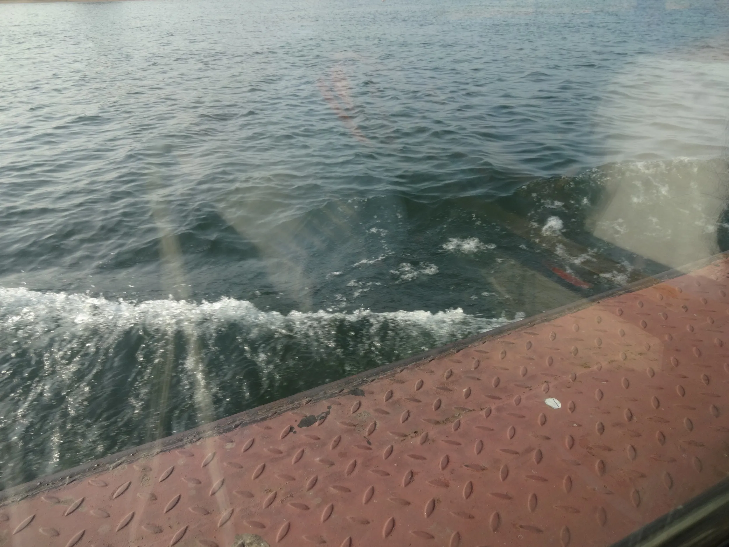 鴨緑江を進む遊覧船