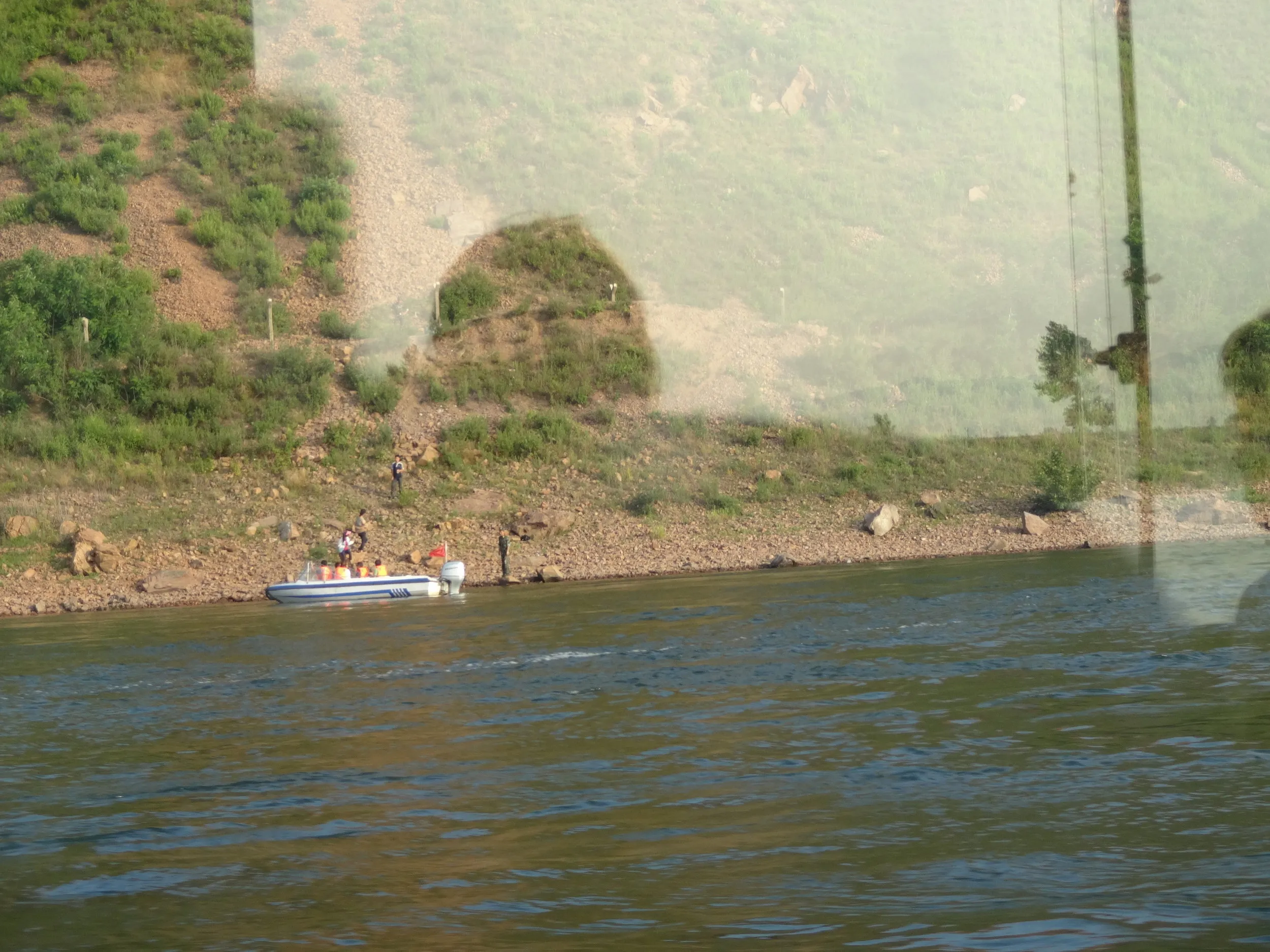 北朝鮮の兵士と接触する観光客