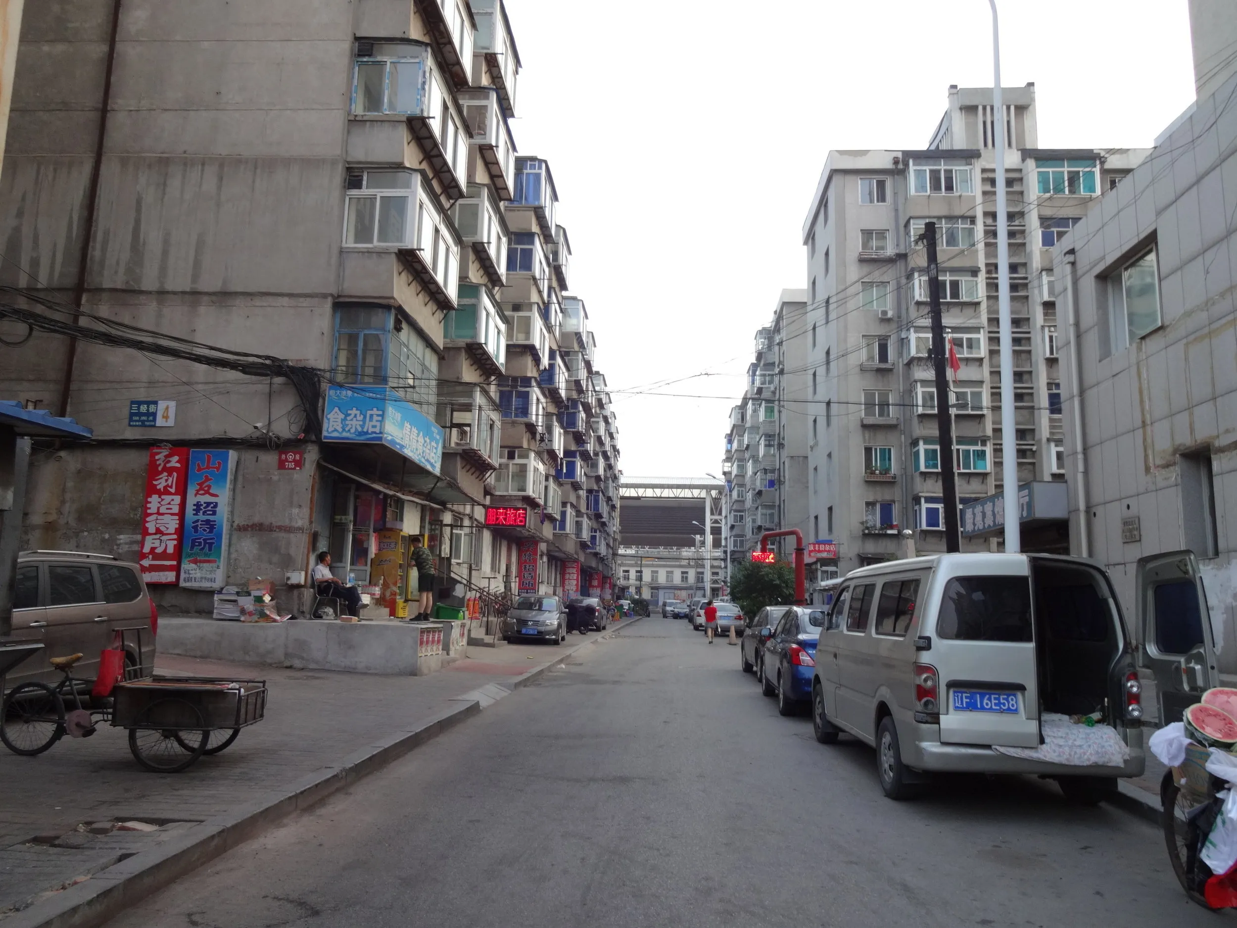 丹東駅前の様子