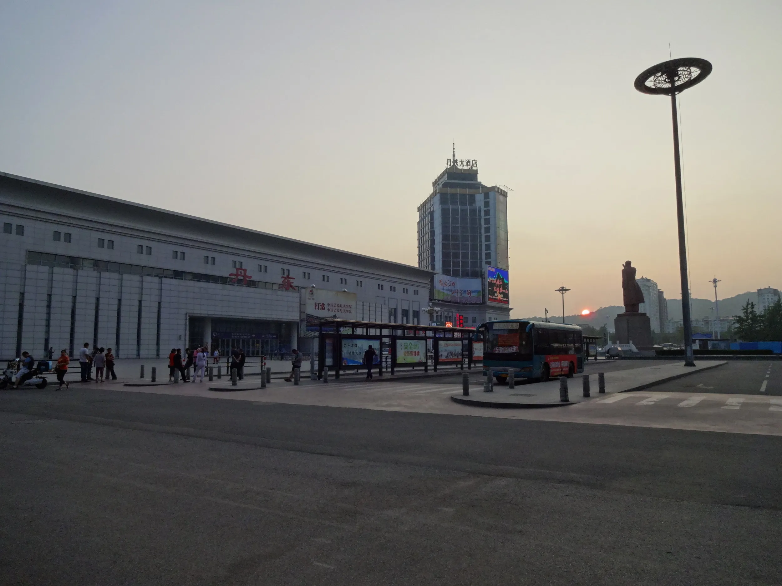 丹東駅前の風景