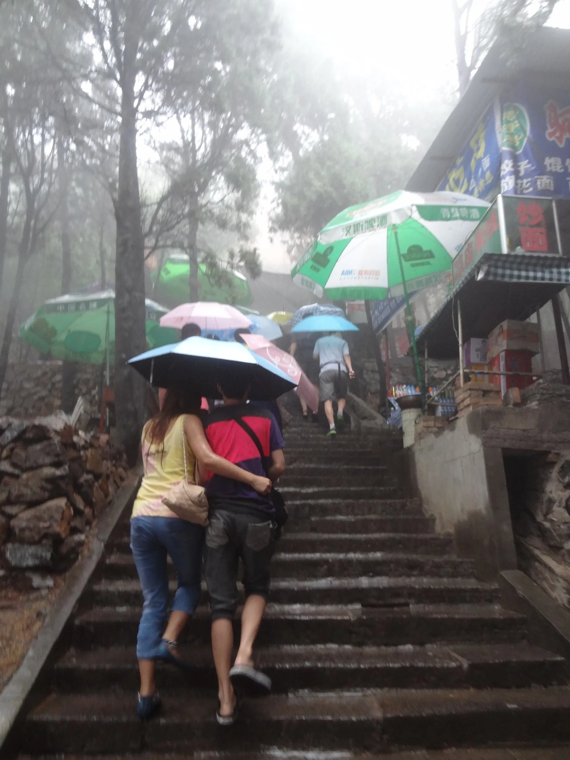 驪山の階段を登る