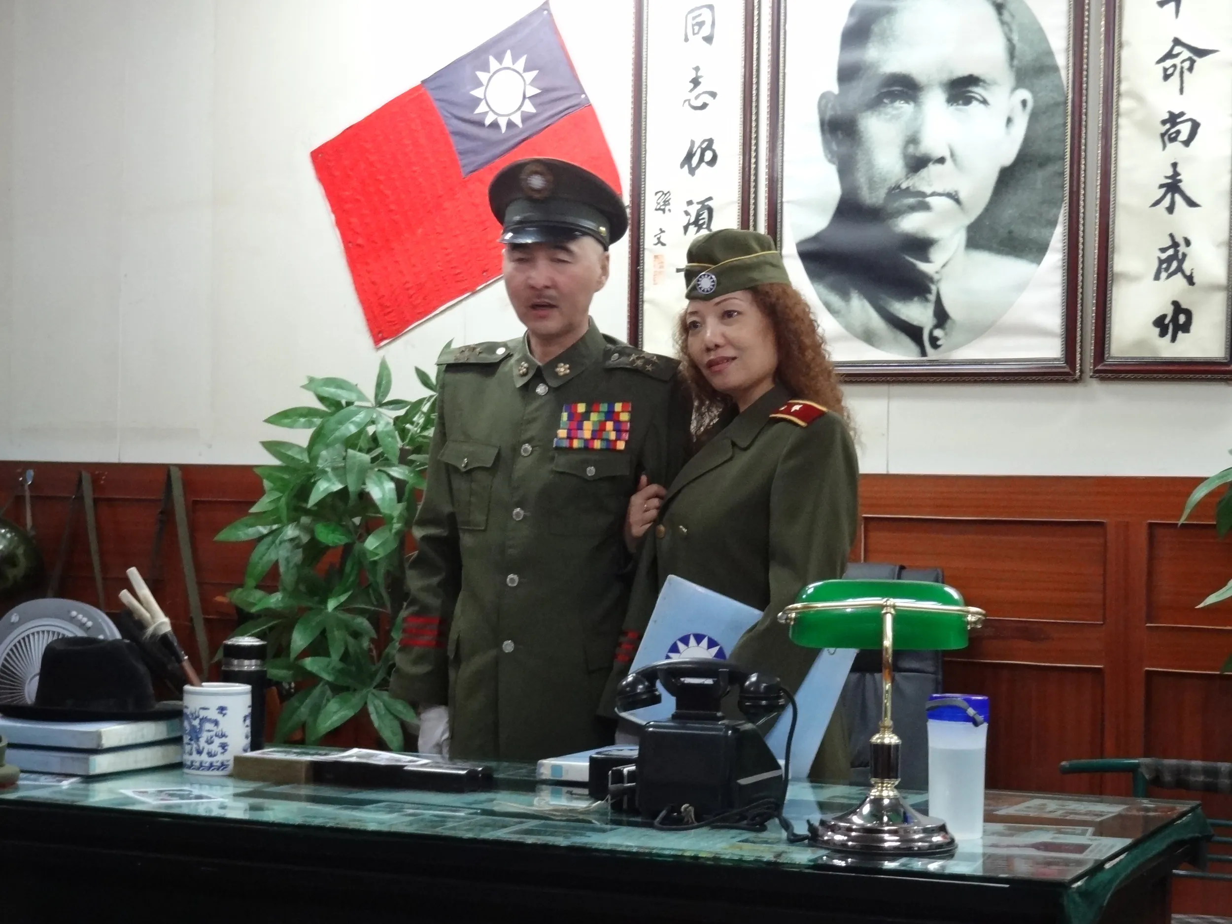 国民党の旗と記念撮影