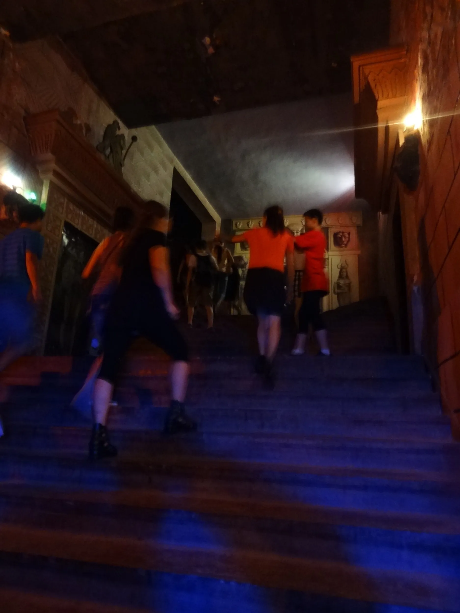 薄暗い世界八大奇跡館の通路