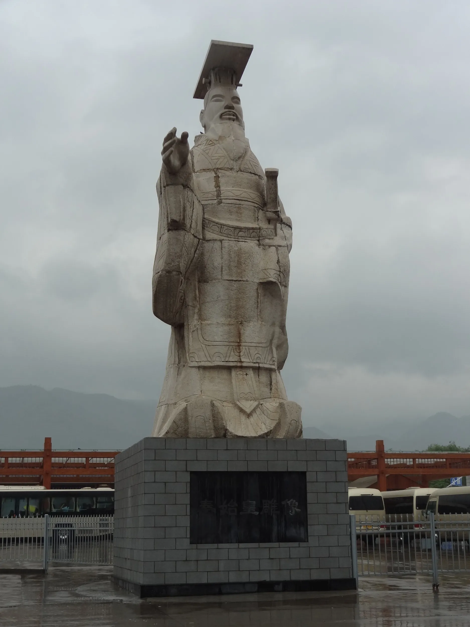 入り口にある始皇帝の石像