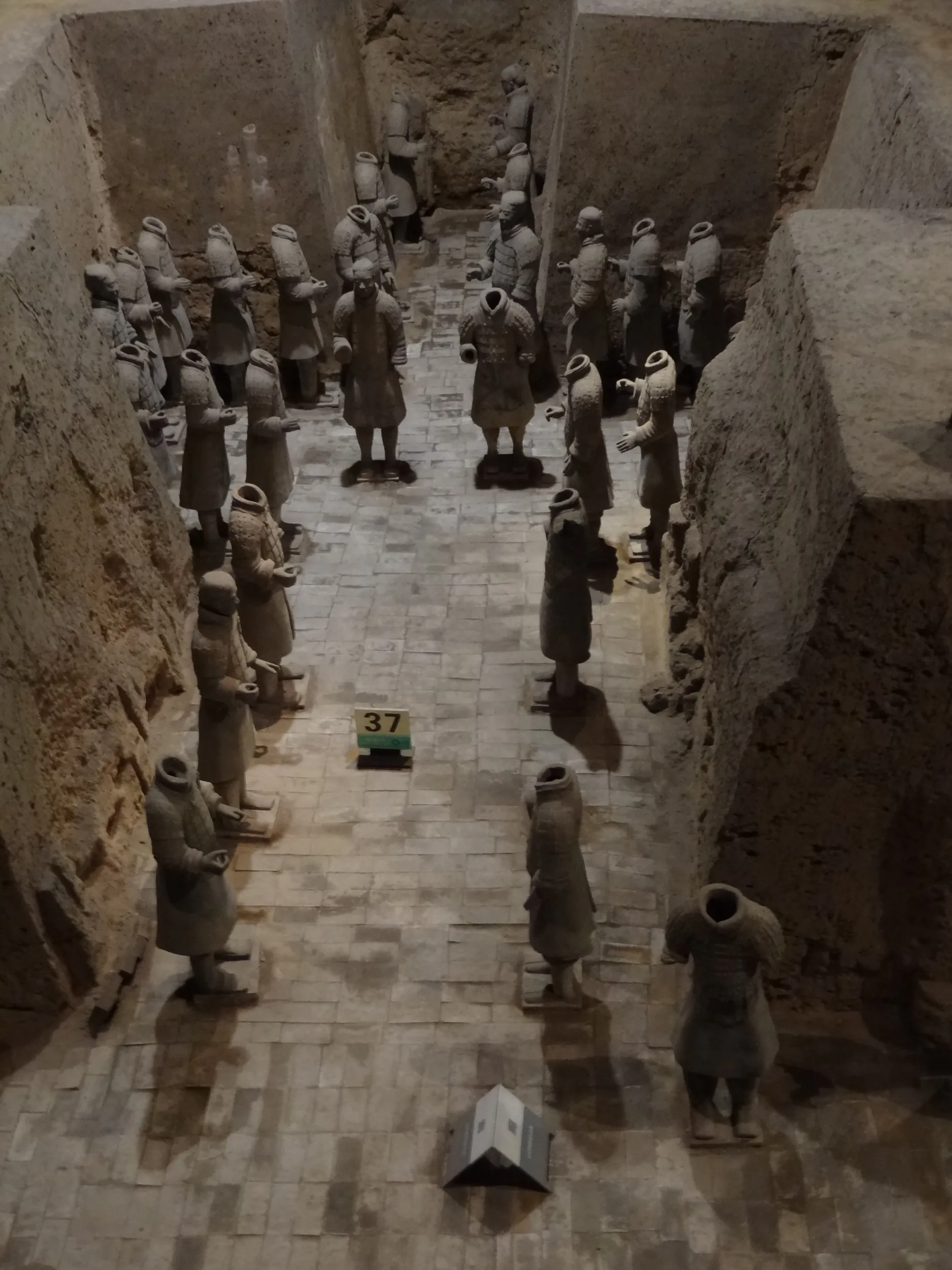 無造作に置かれた壊れた兵馬俑