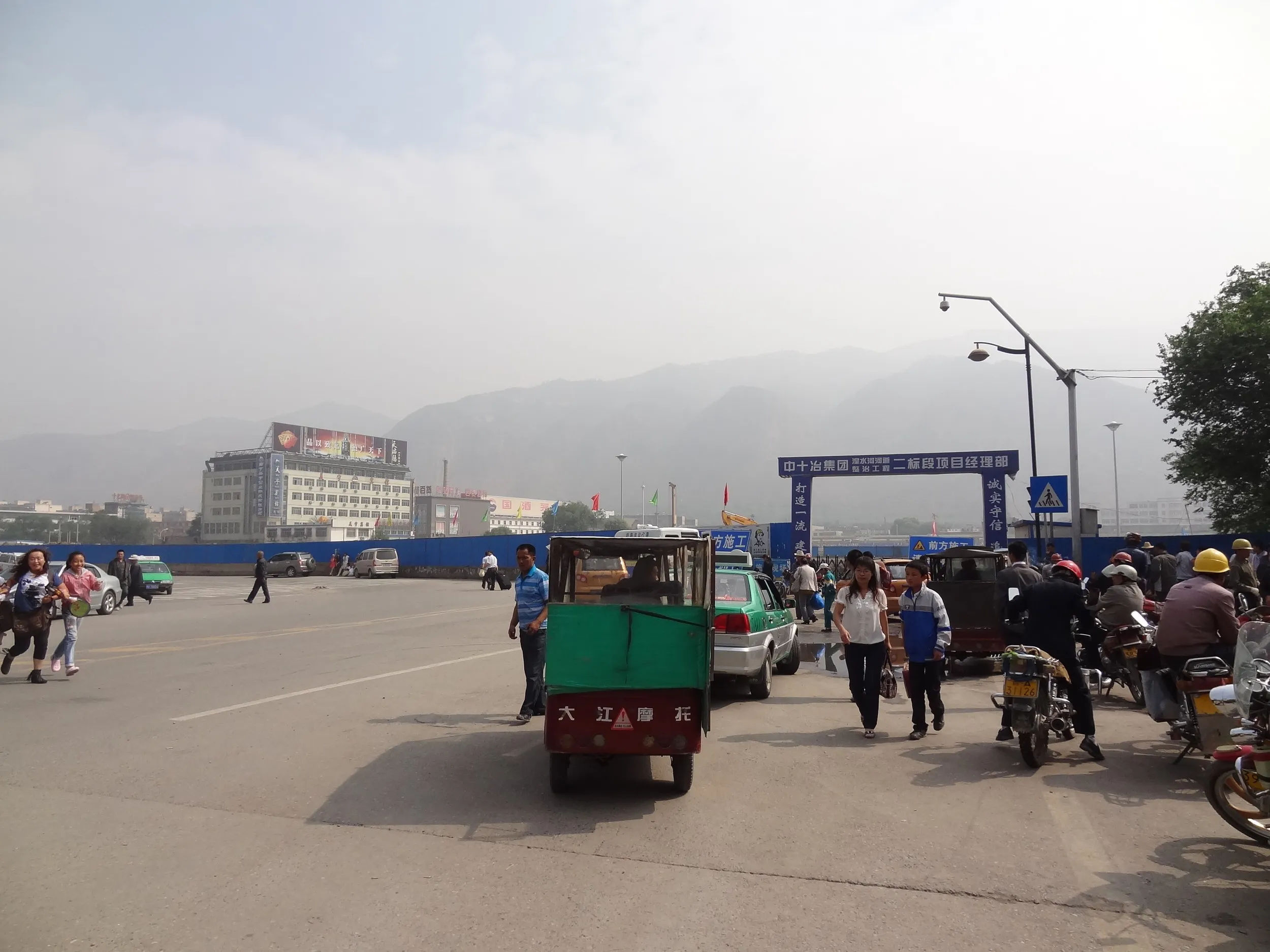 西寧汽車站前の風景