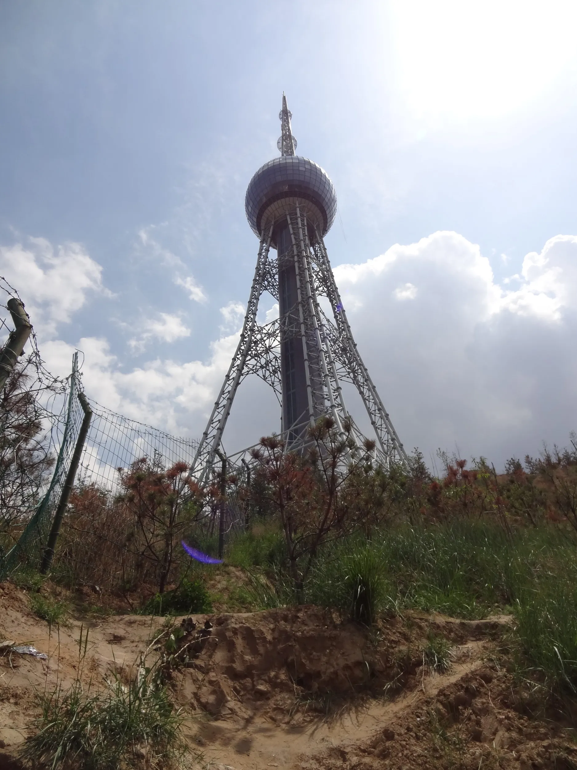 テレビ塔の下に到着