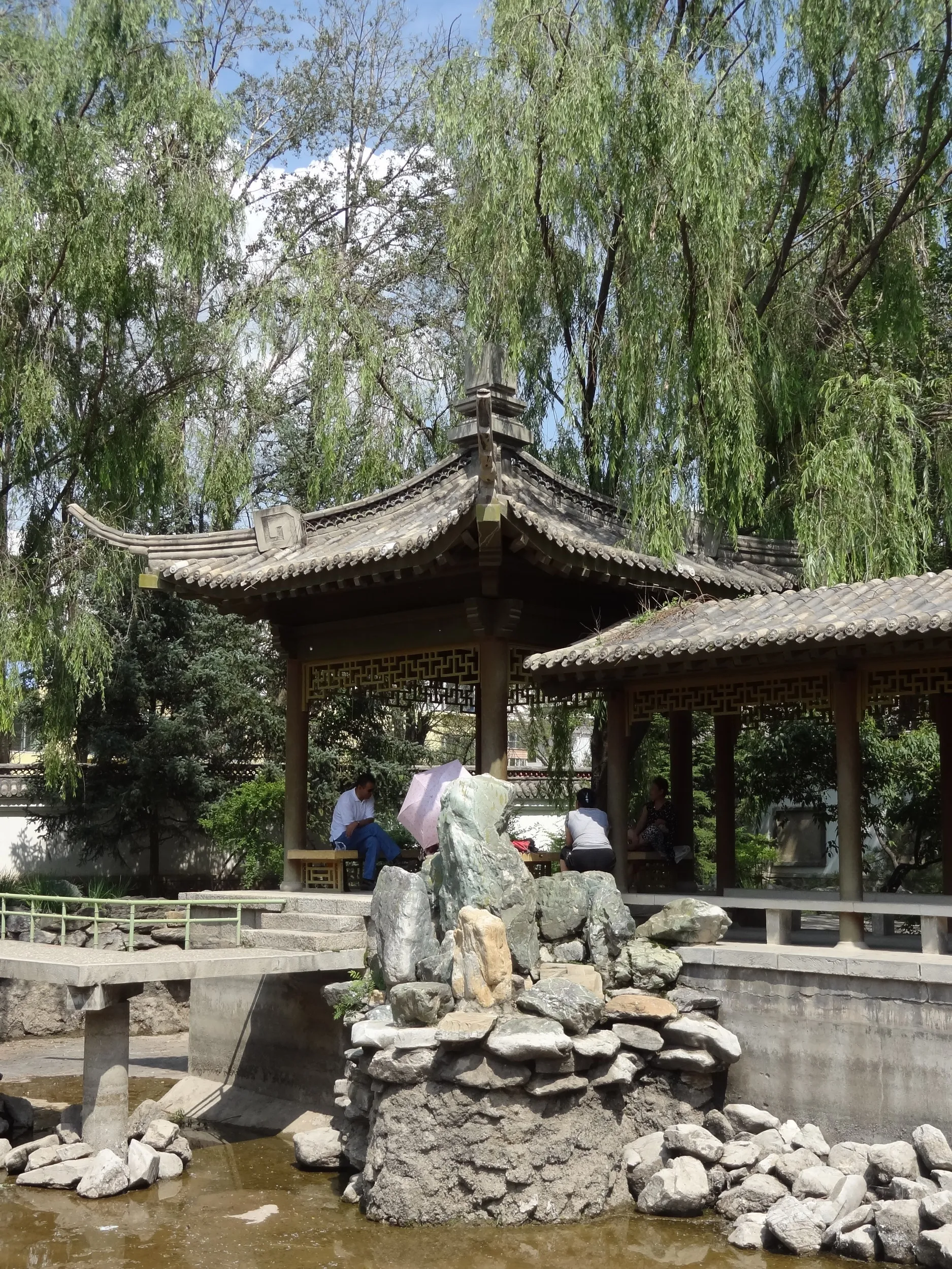 池の傍にある休憩所