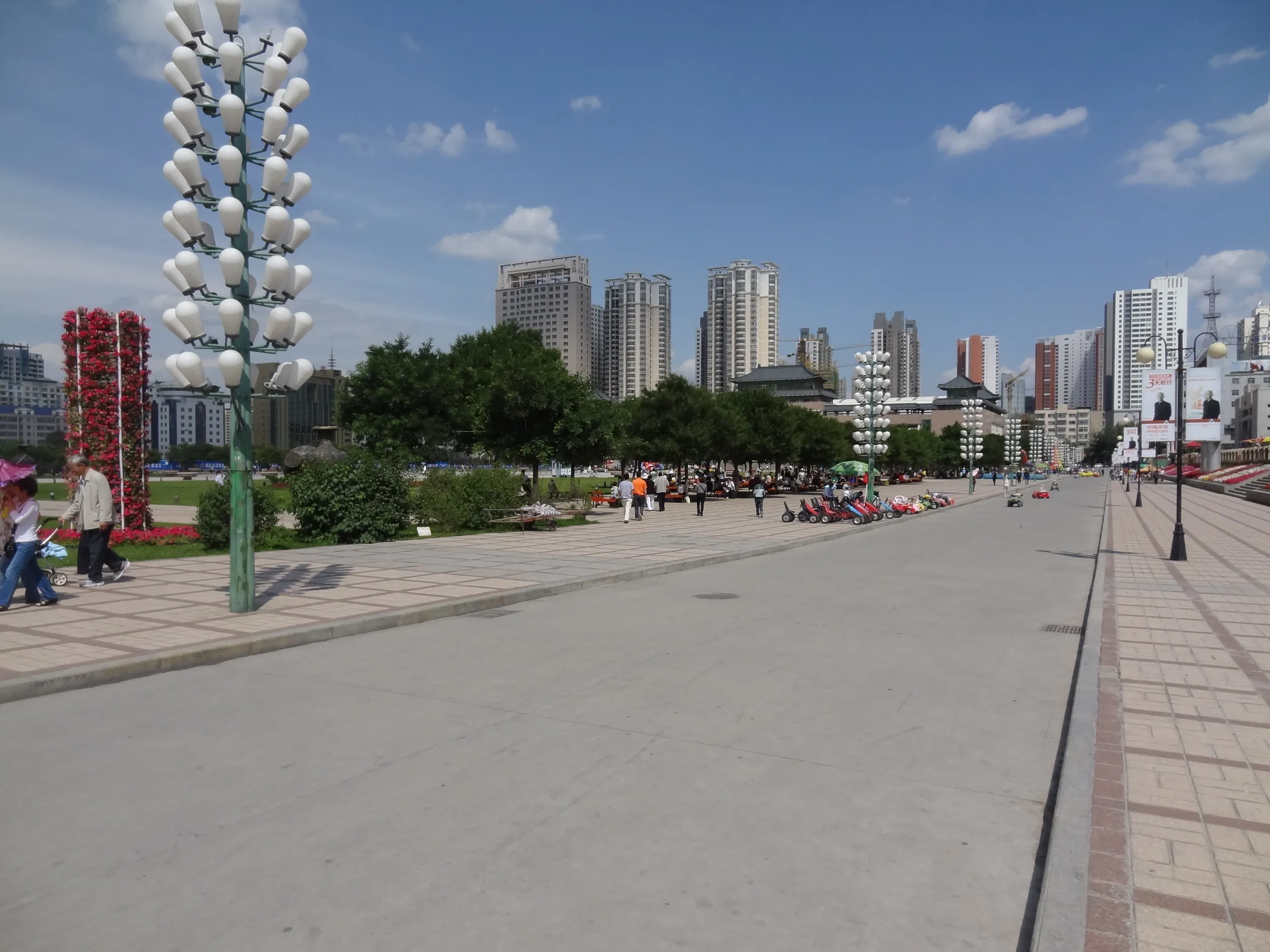 青海省博物館前の道