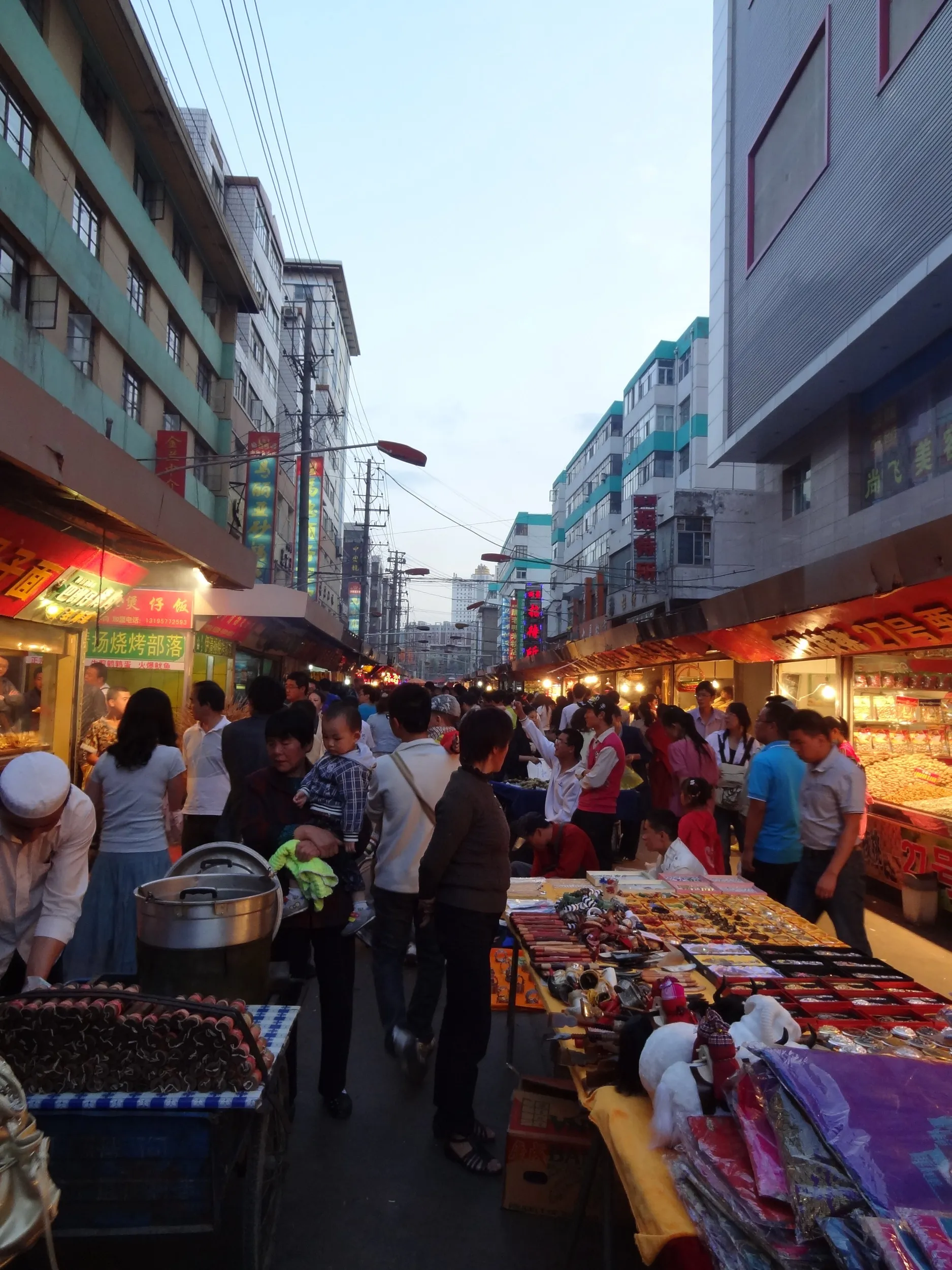 活気ある莫家街の風景