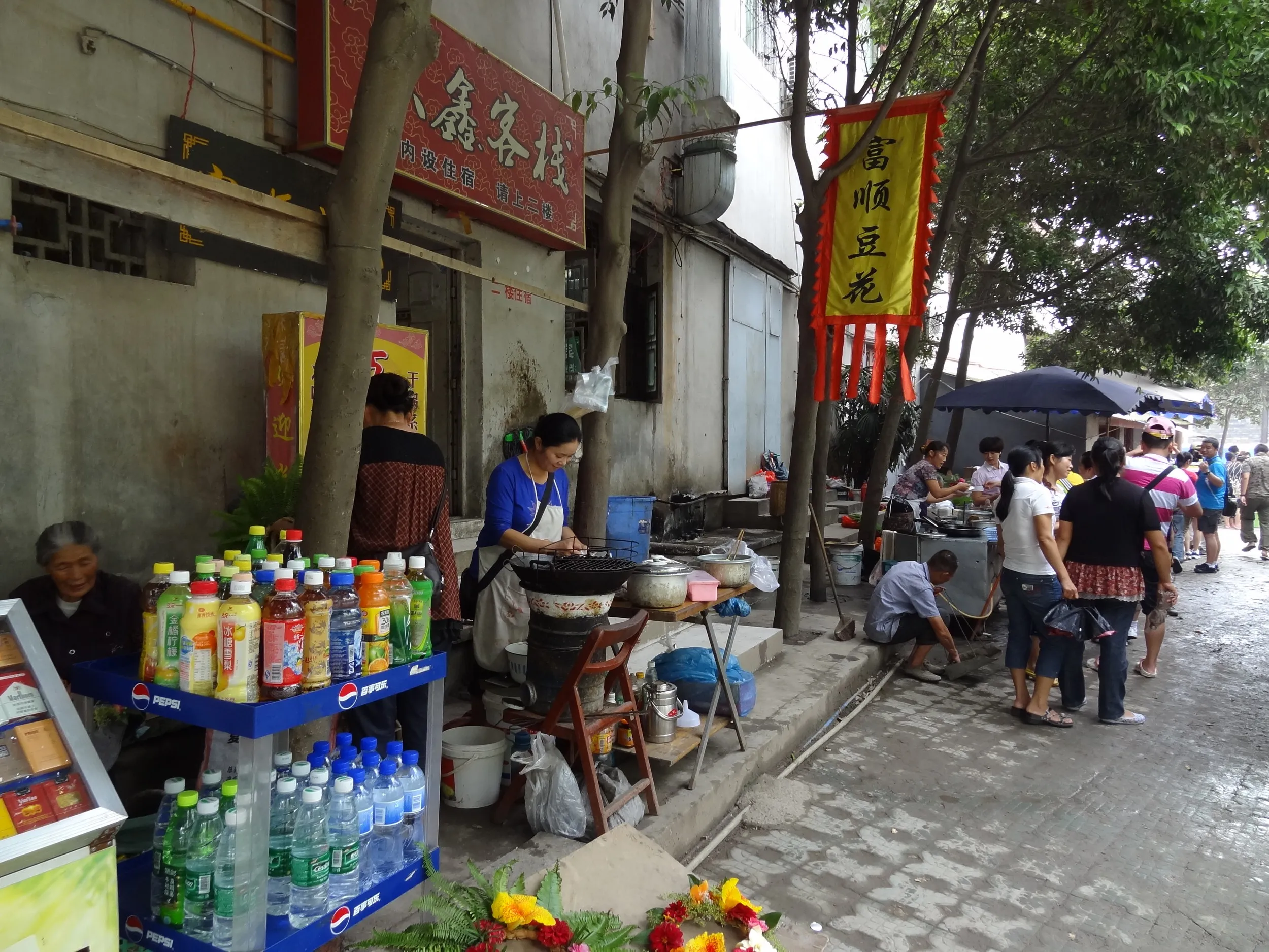 バス乗り場付近の商店と露天