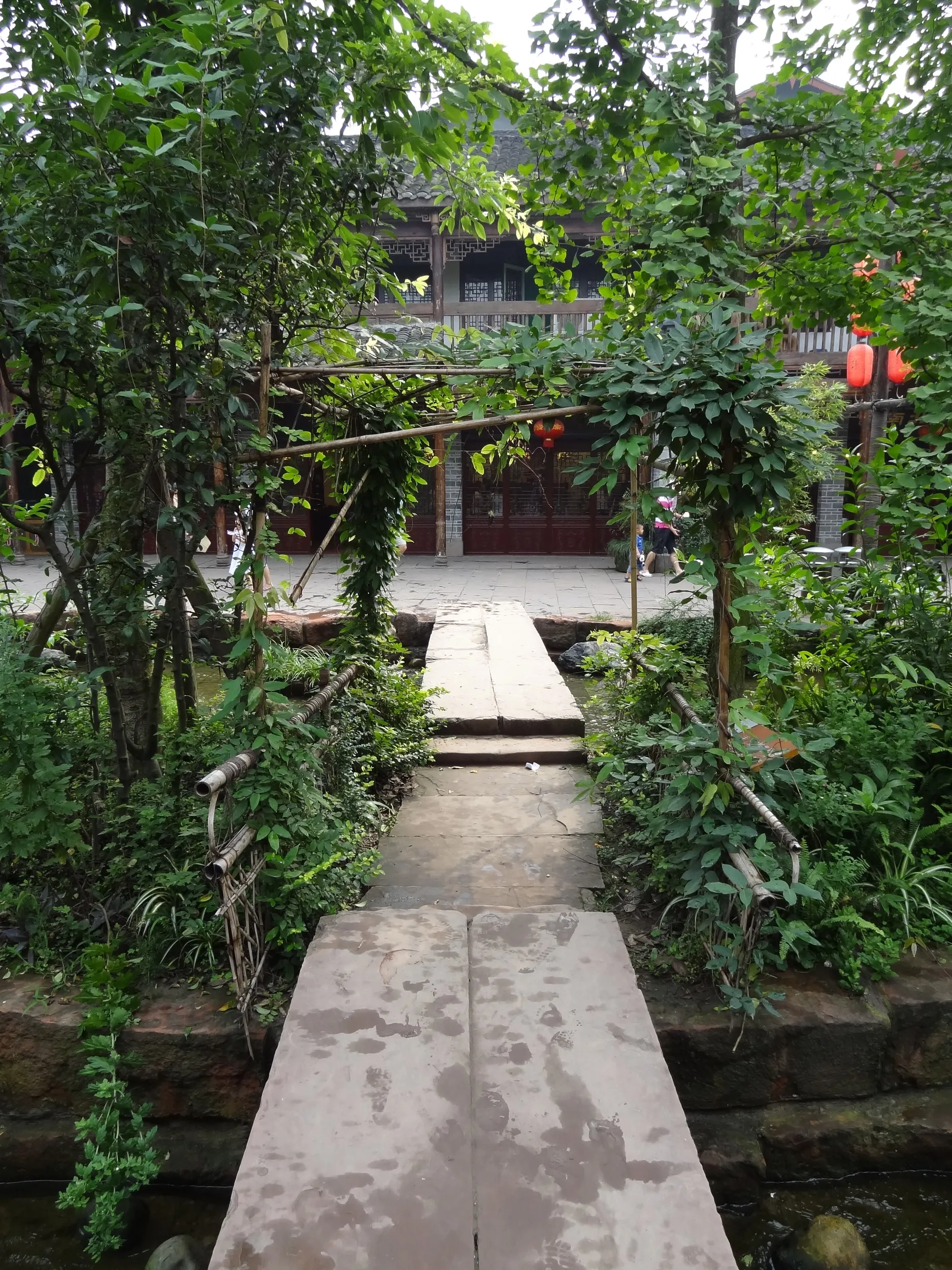 小川に架かる石橋