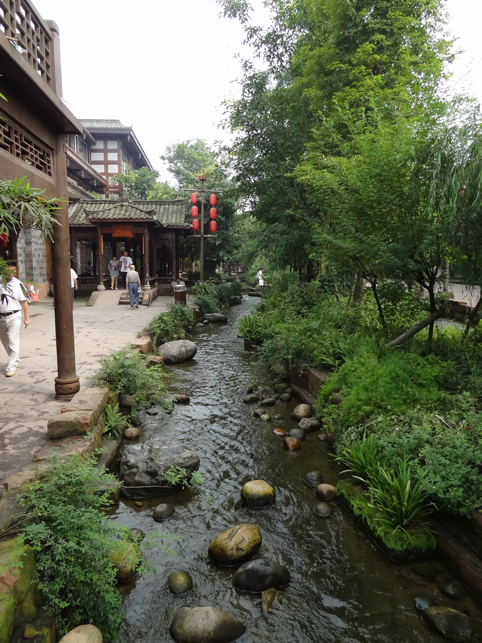 目抜き通りを流れる小川