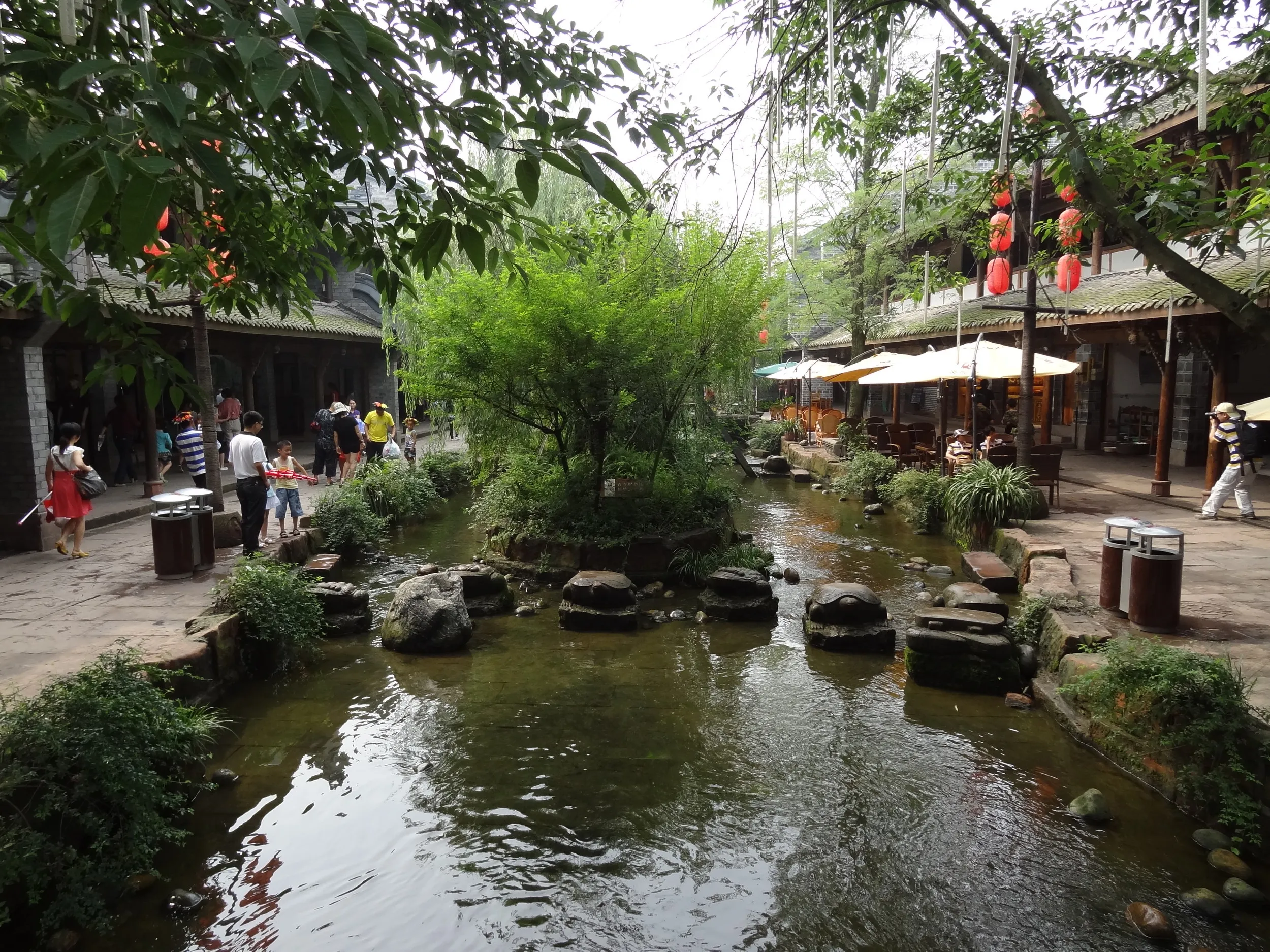 橋の上から大通りを眺める