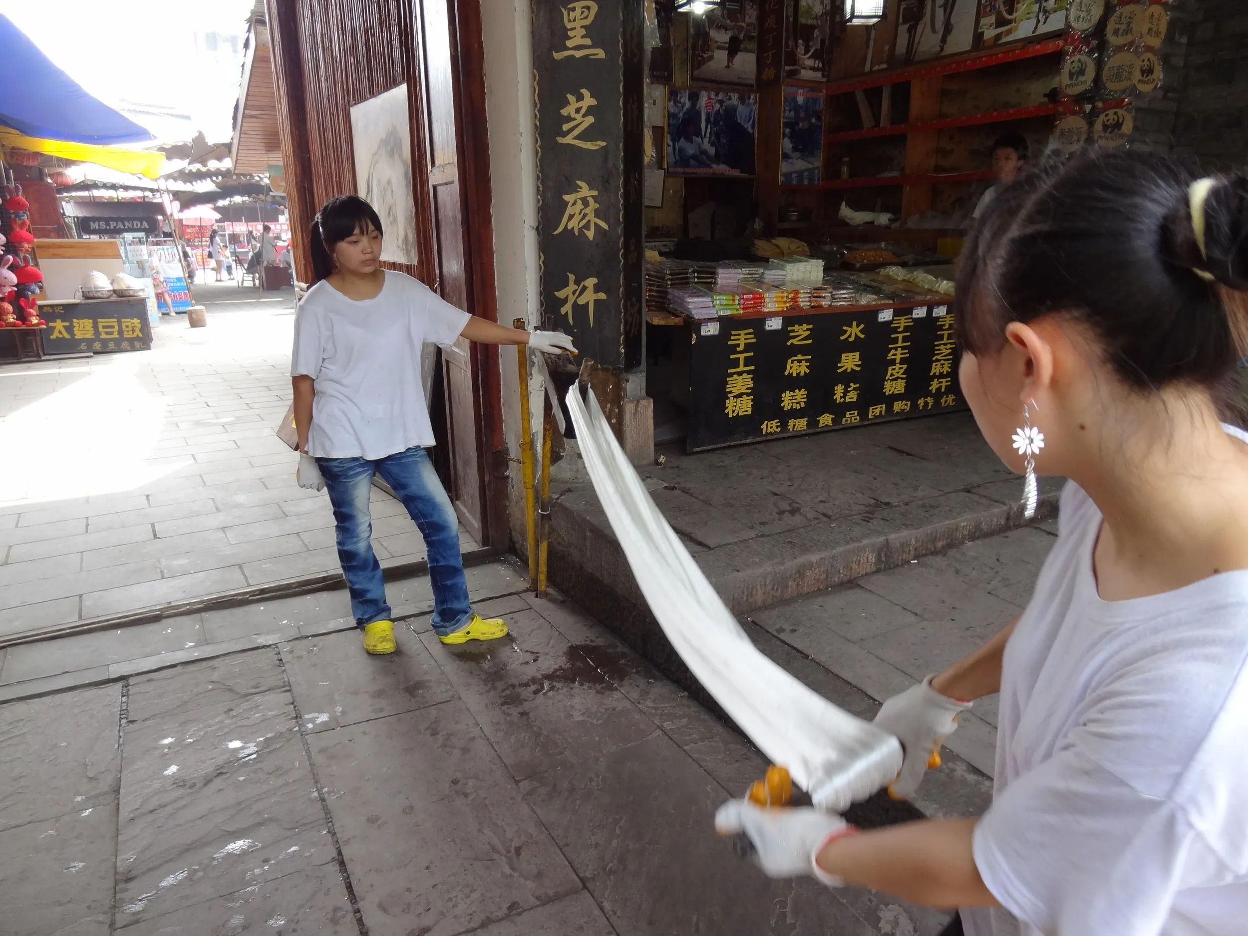 飴を練っている人達