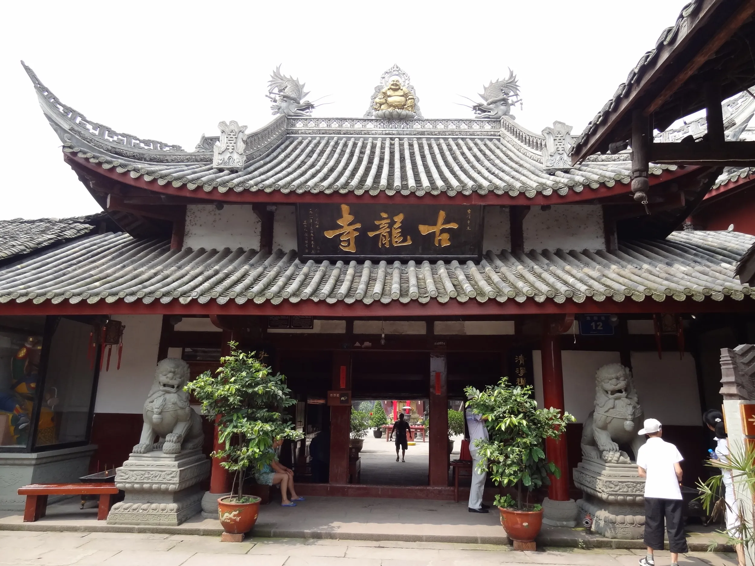 古龍寺の入口と万年台