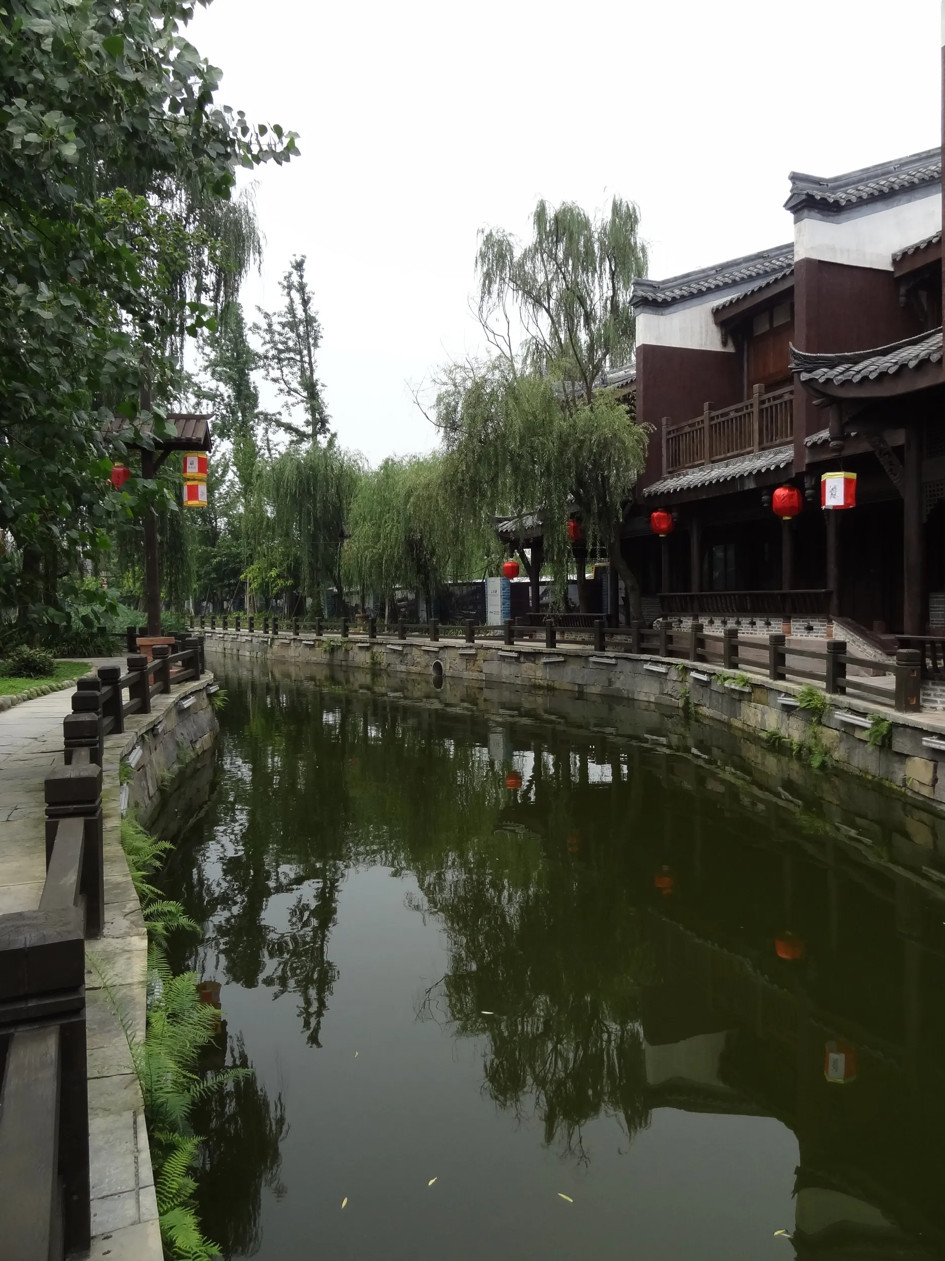 堀のような一角