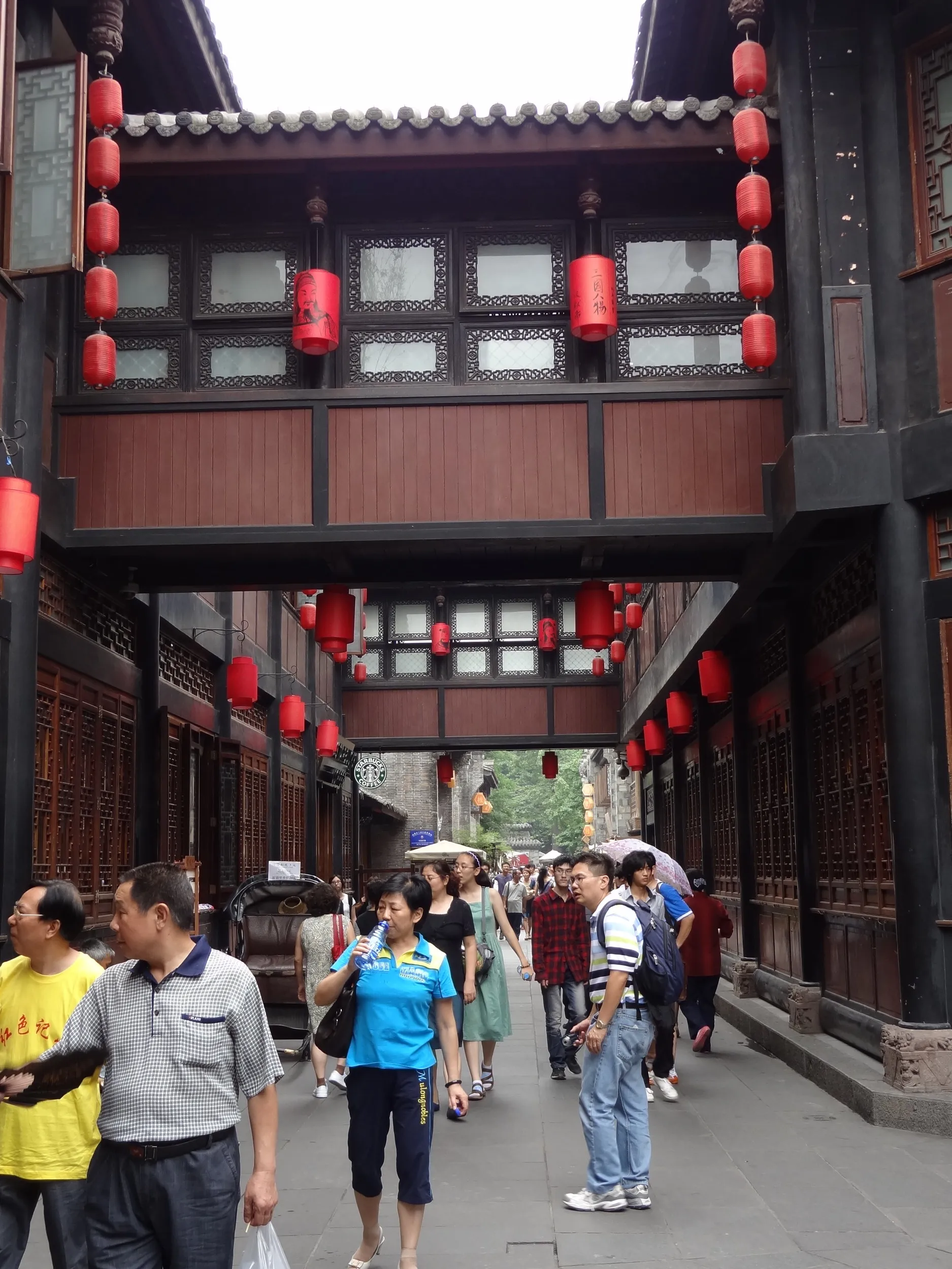 錦里の古い街並と観光客