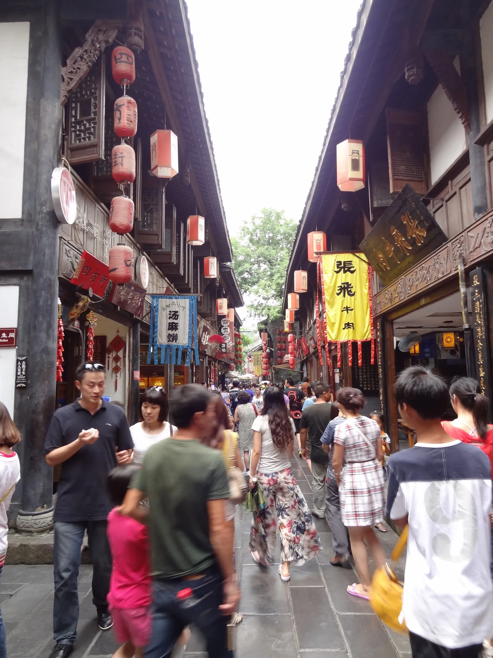 錦里の商店街を練り歩く