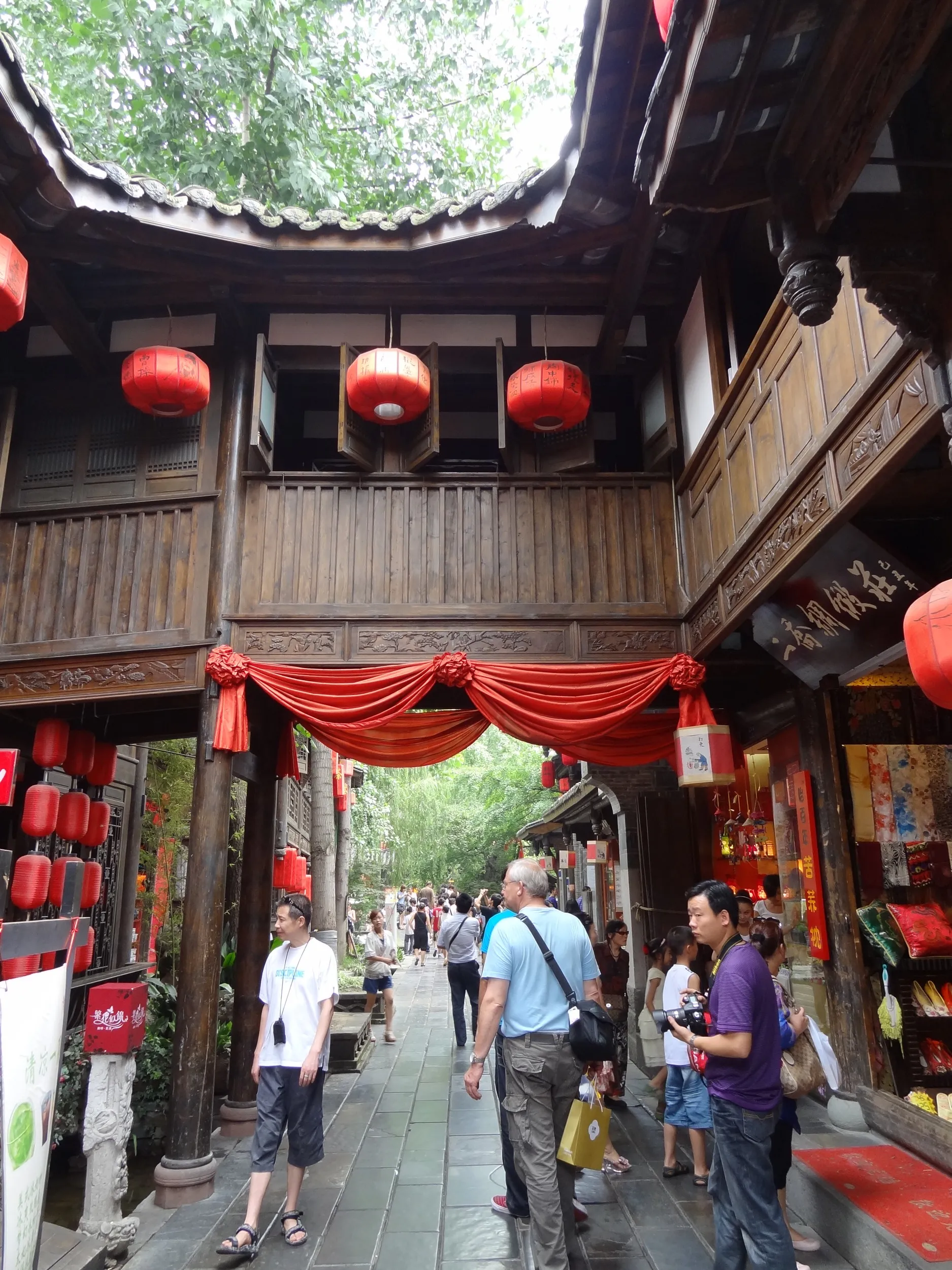 古風な建物と土産物屋