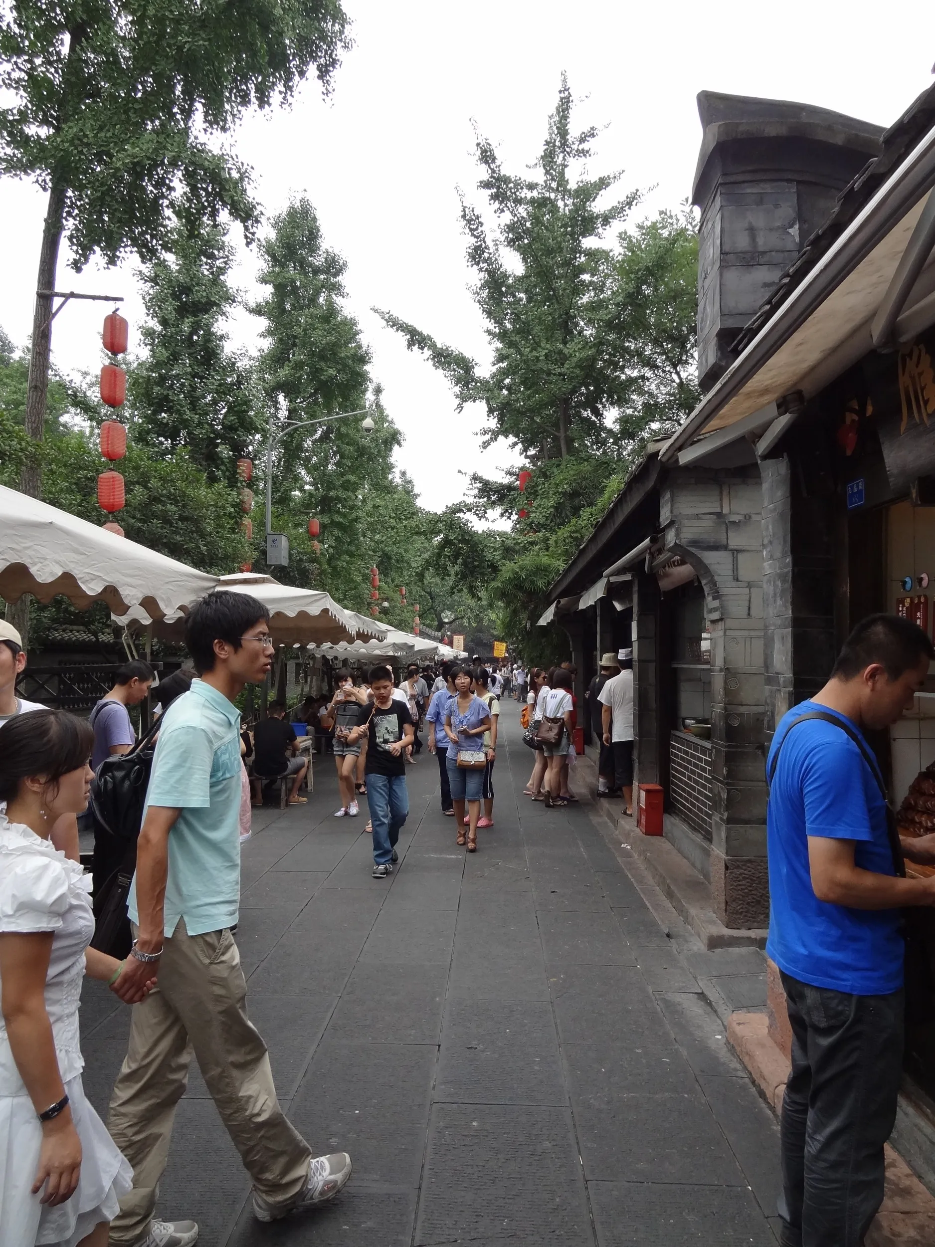 商店街と観光客の風景