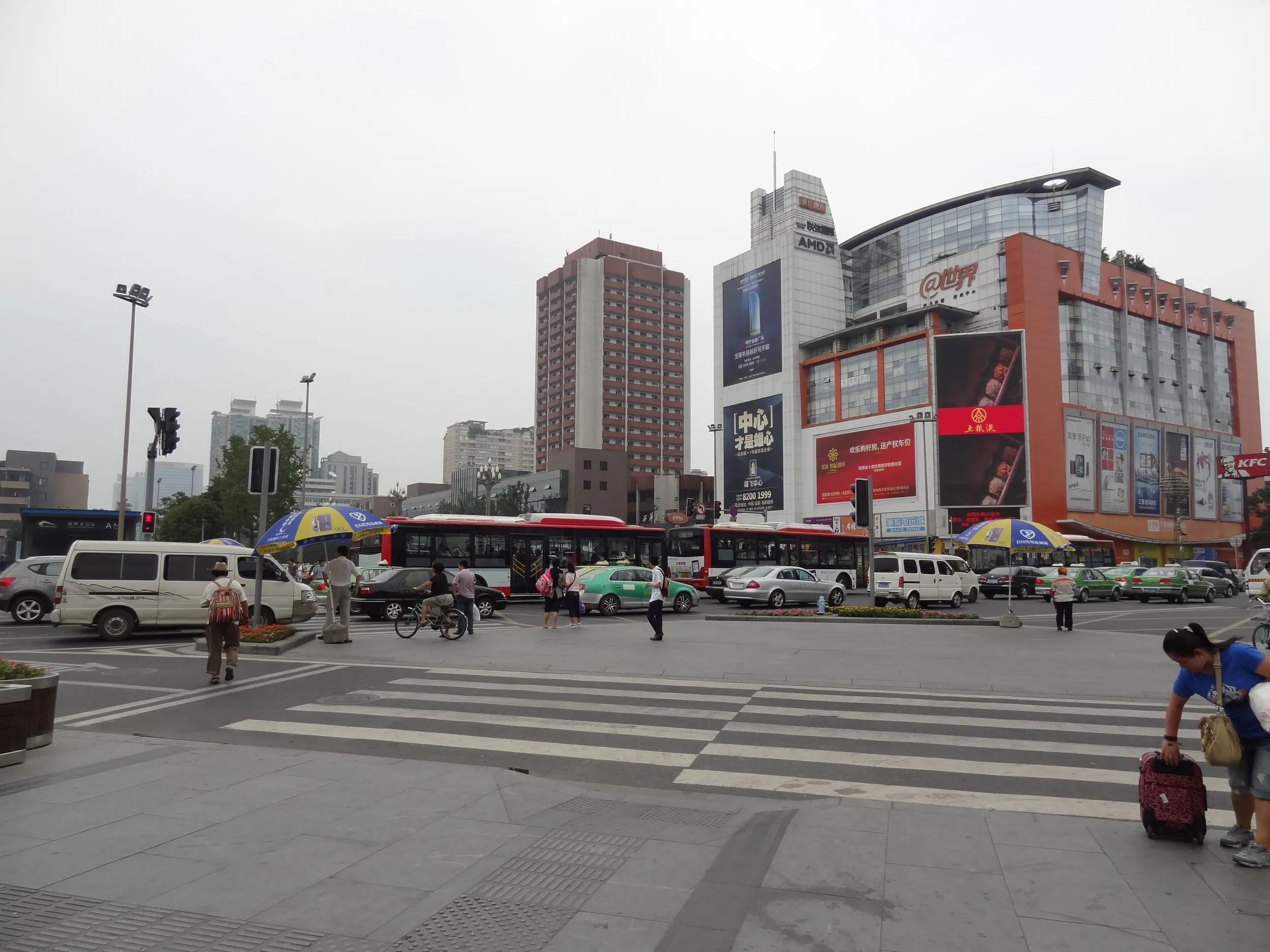 省体育館前の風景とデパート