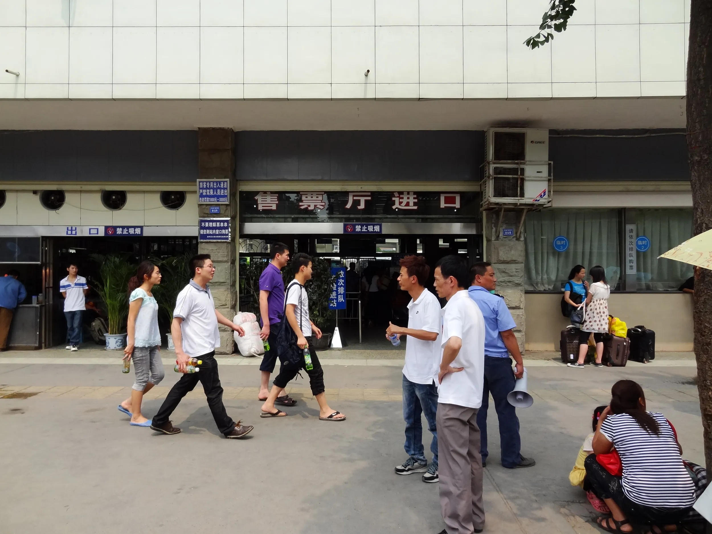 荷花池客運汽車站の正面