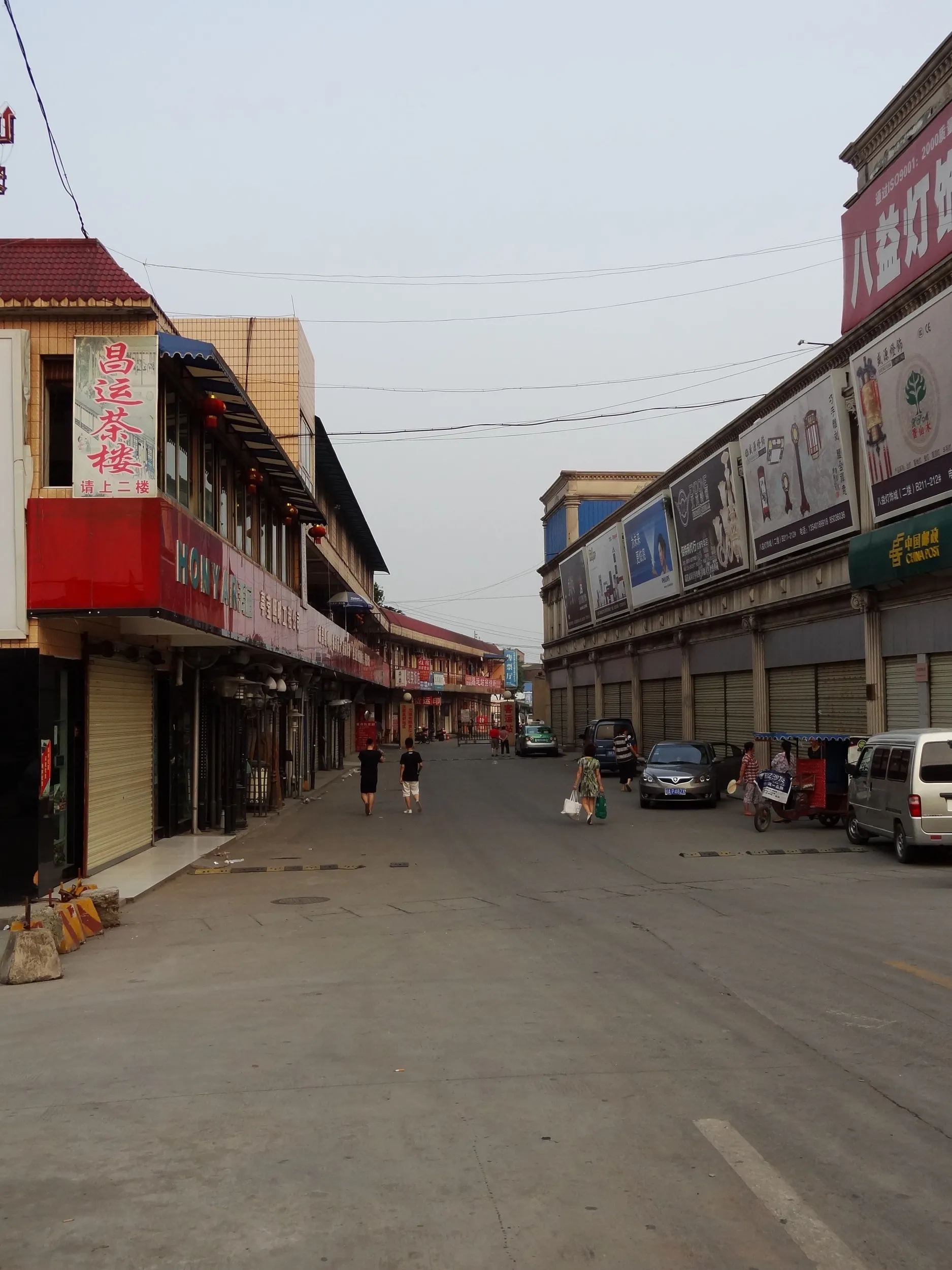 郊外の卸売り市場付近の街並