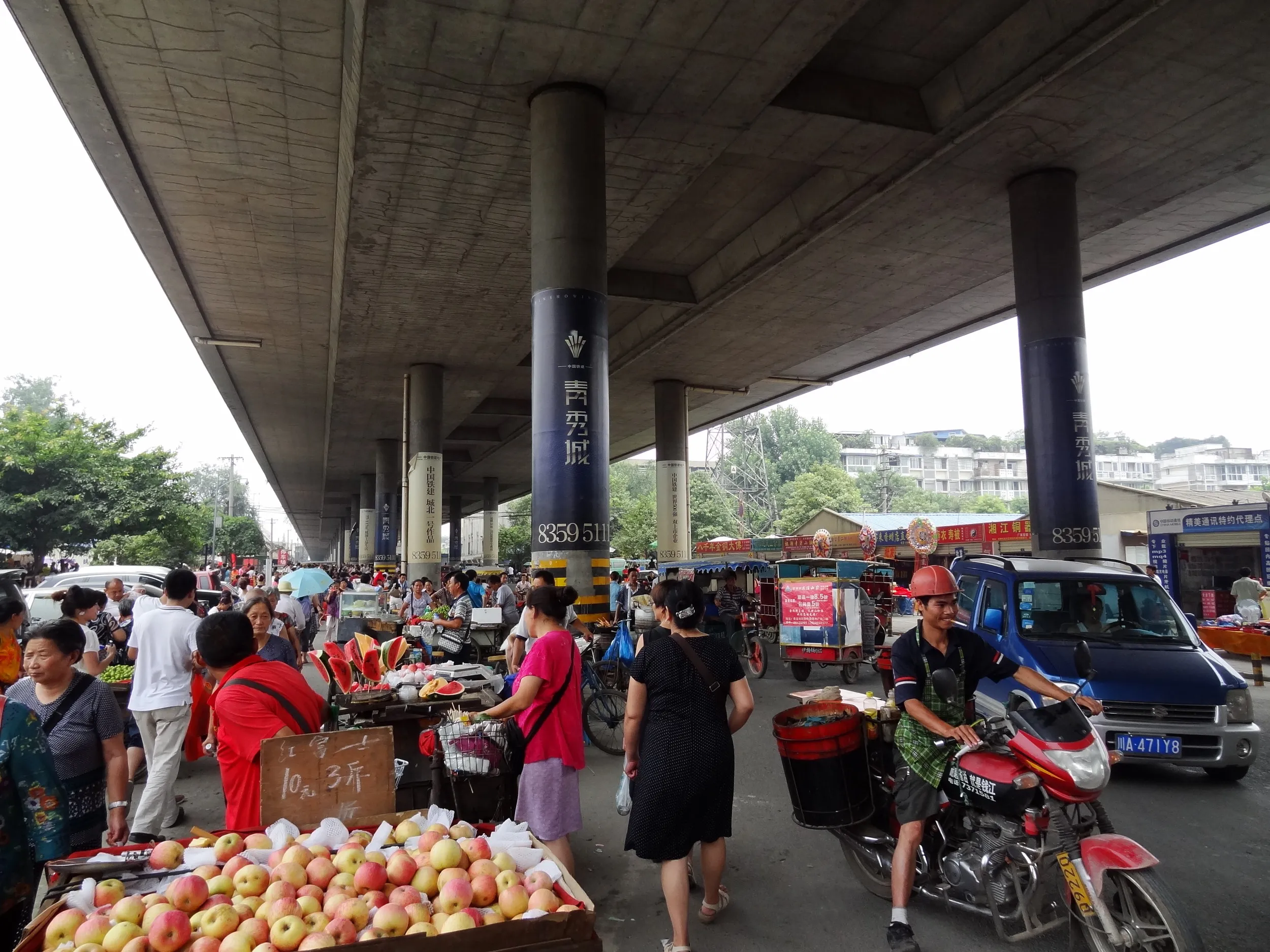 高速道路下の露店と風景
