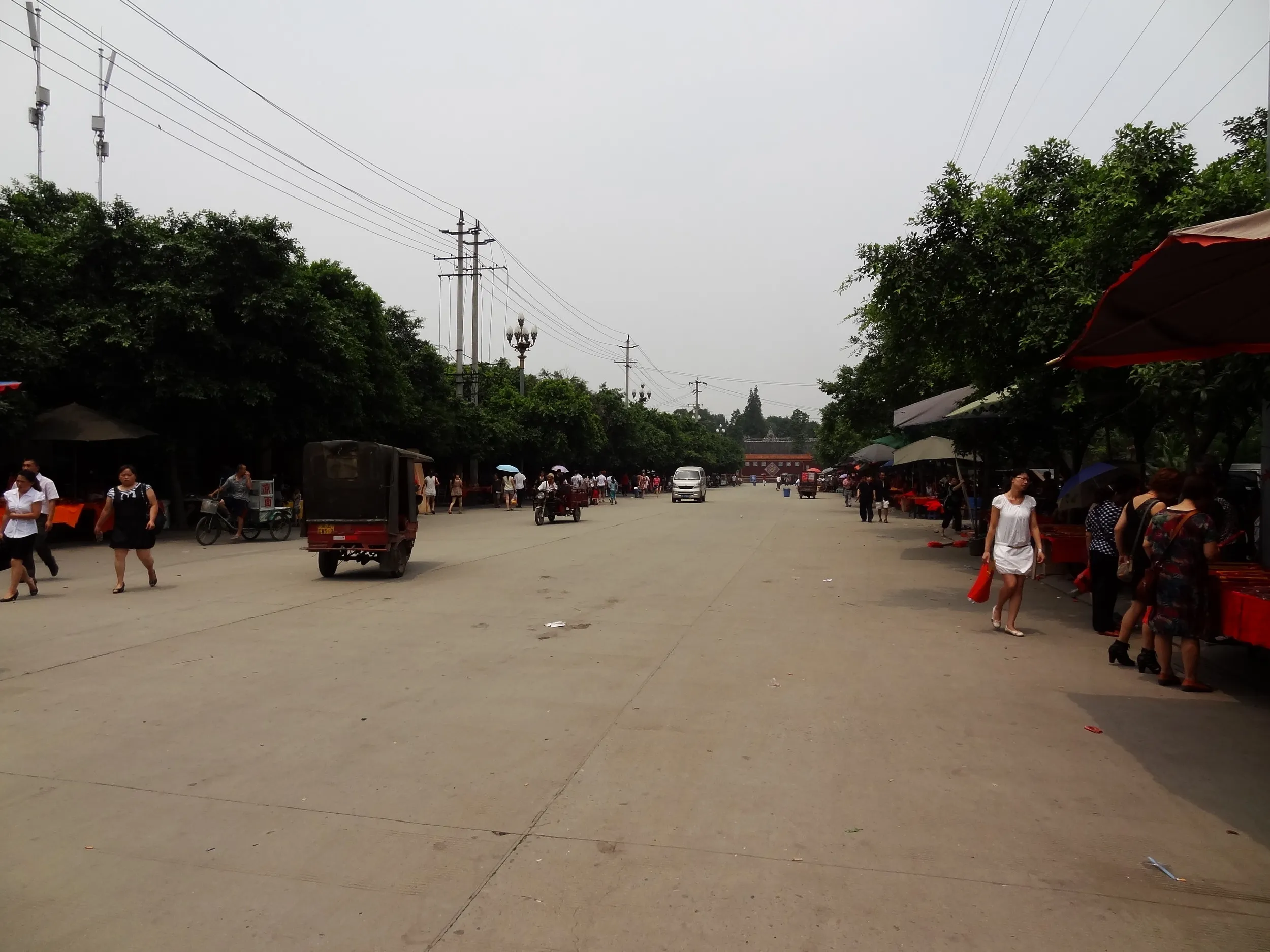 昭覚寺へと続く道