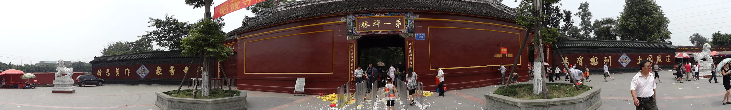 昭覚寺前の広場