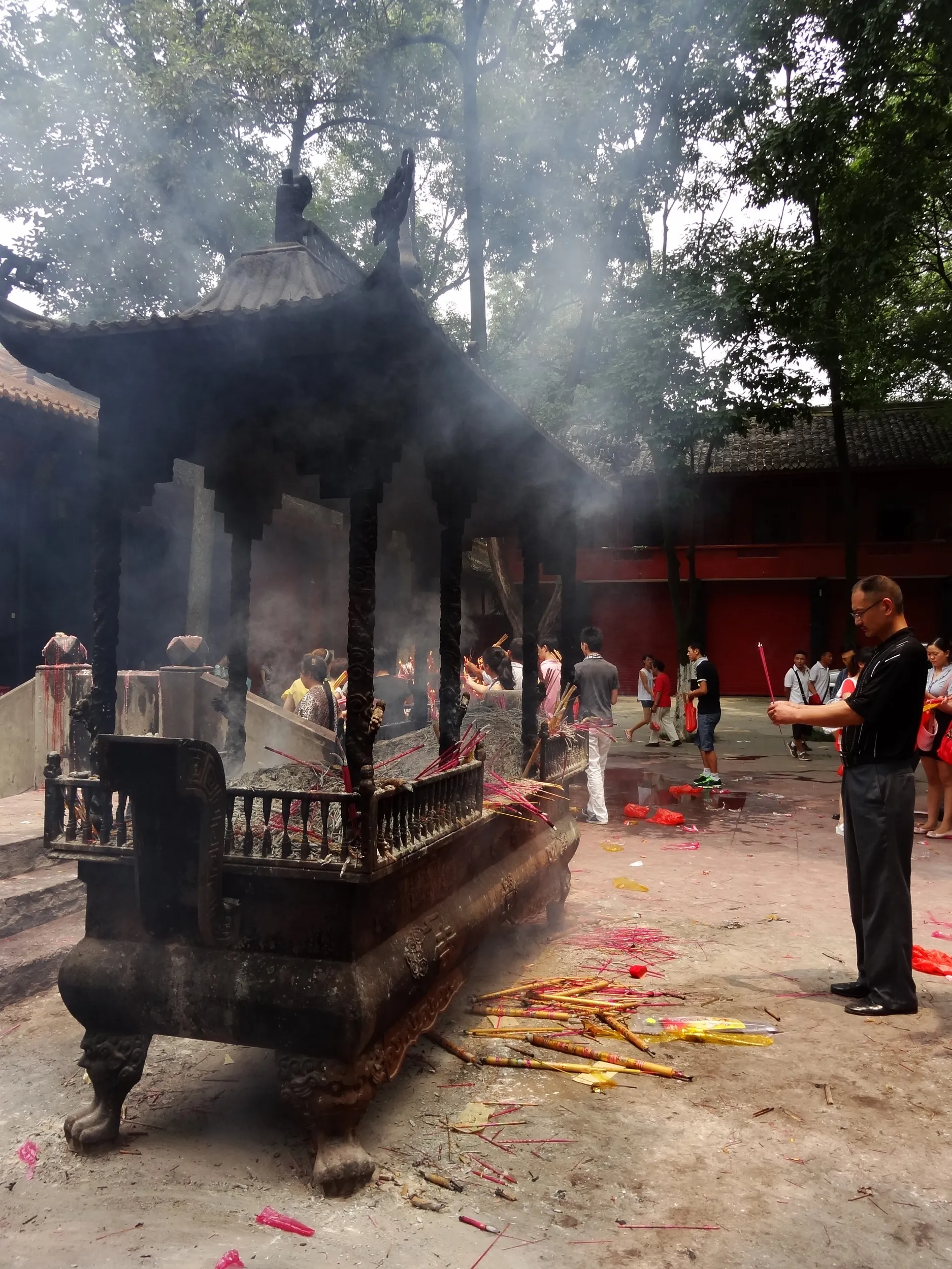 参拝客とお香台