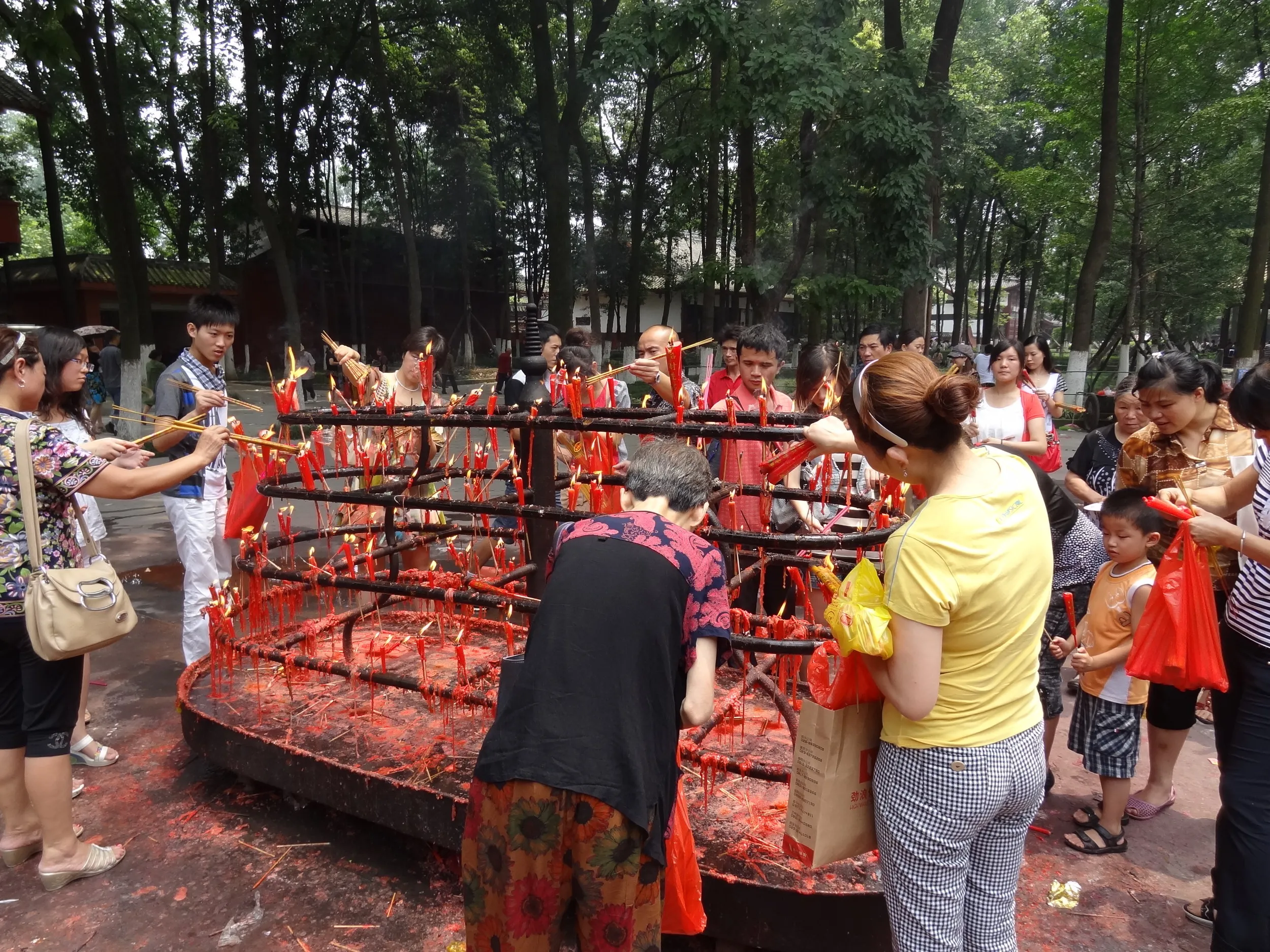 寺院内にある燭台