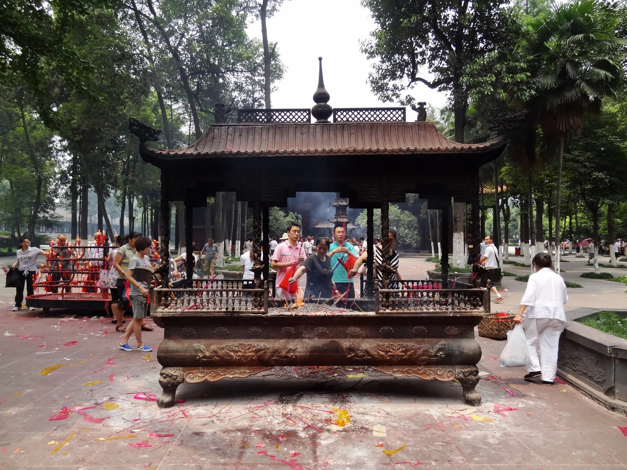 お香台と参拝客