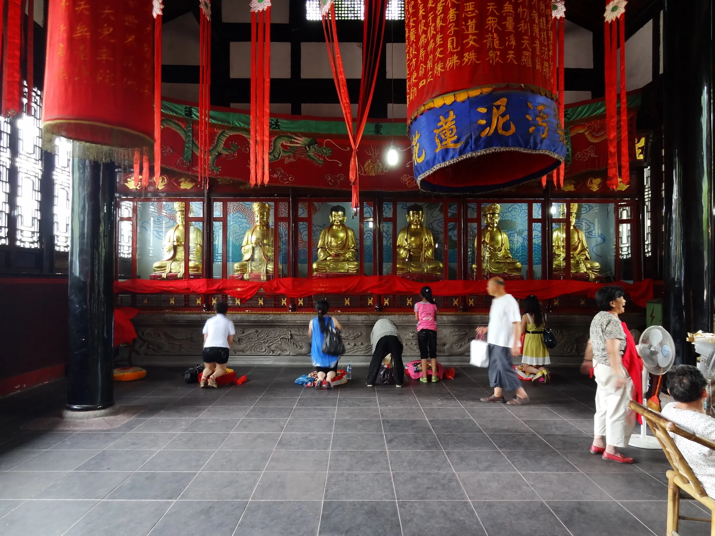 仏殿内でお参りする人々