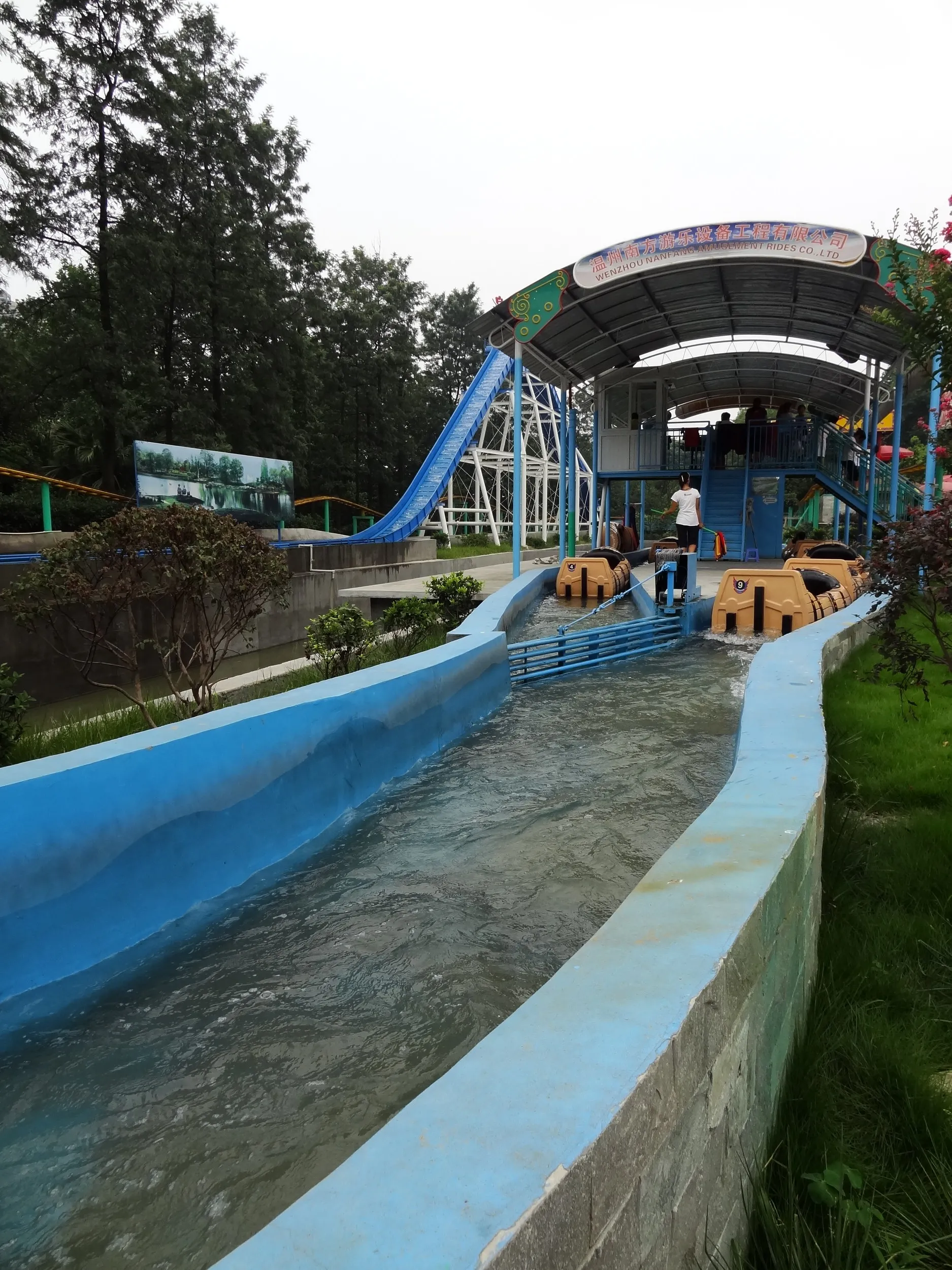 ウォータースライダー