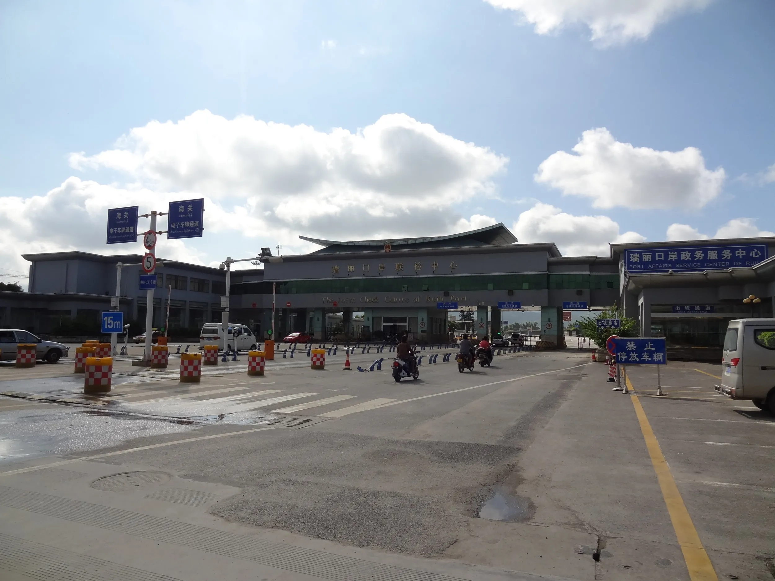 姐告大橋の入り口