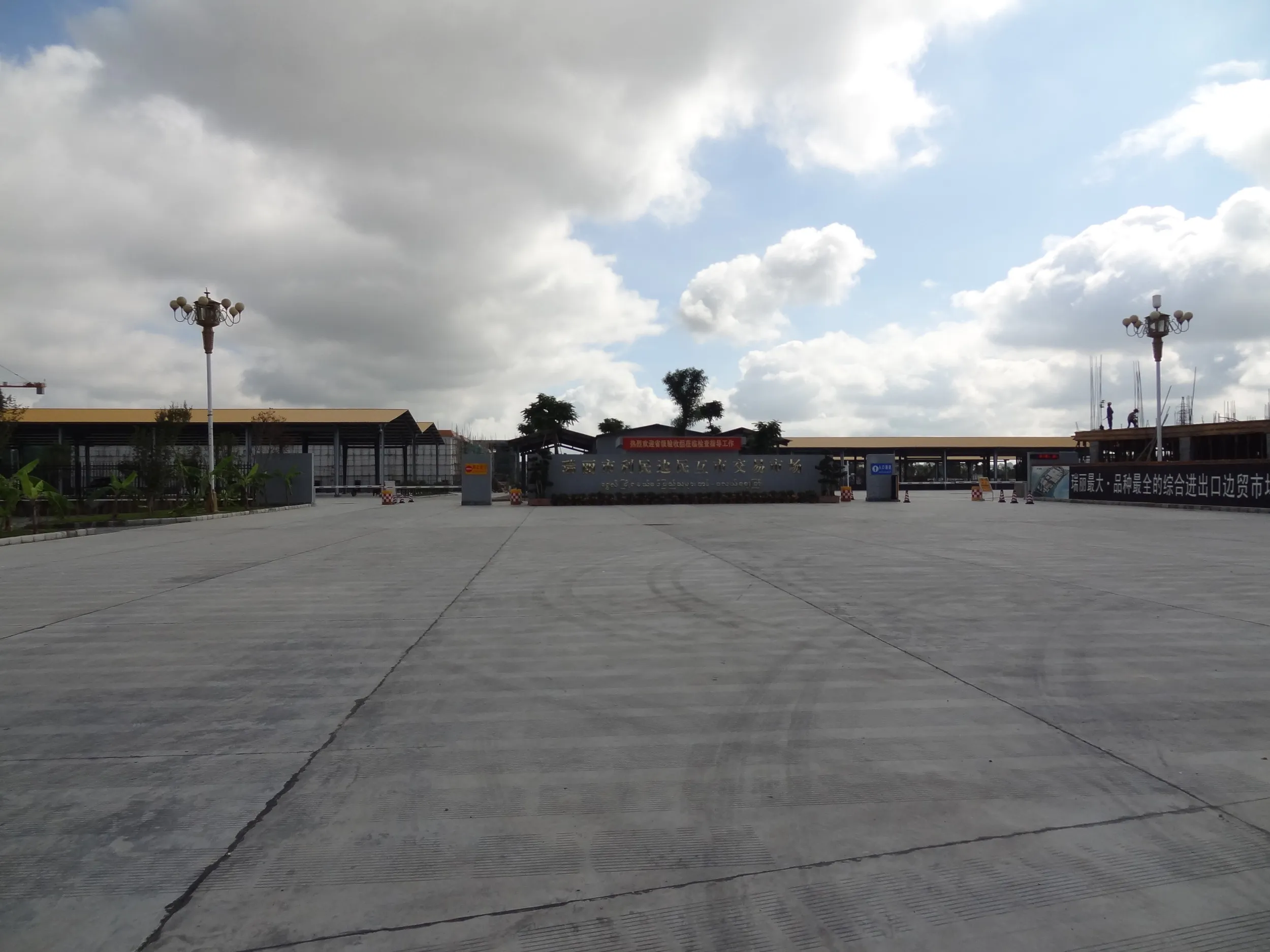 姐告大橋の近くの交易市場