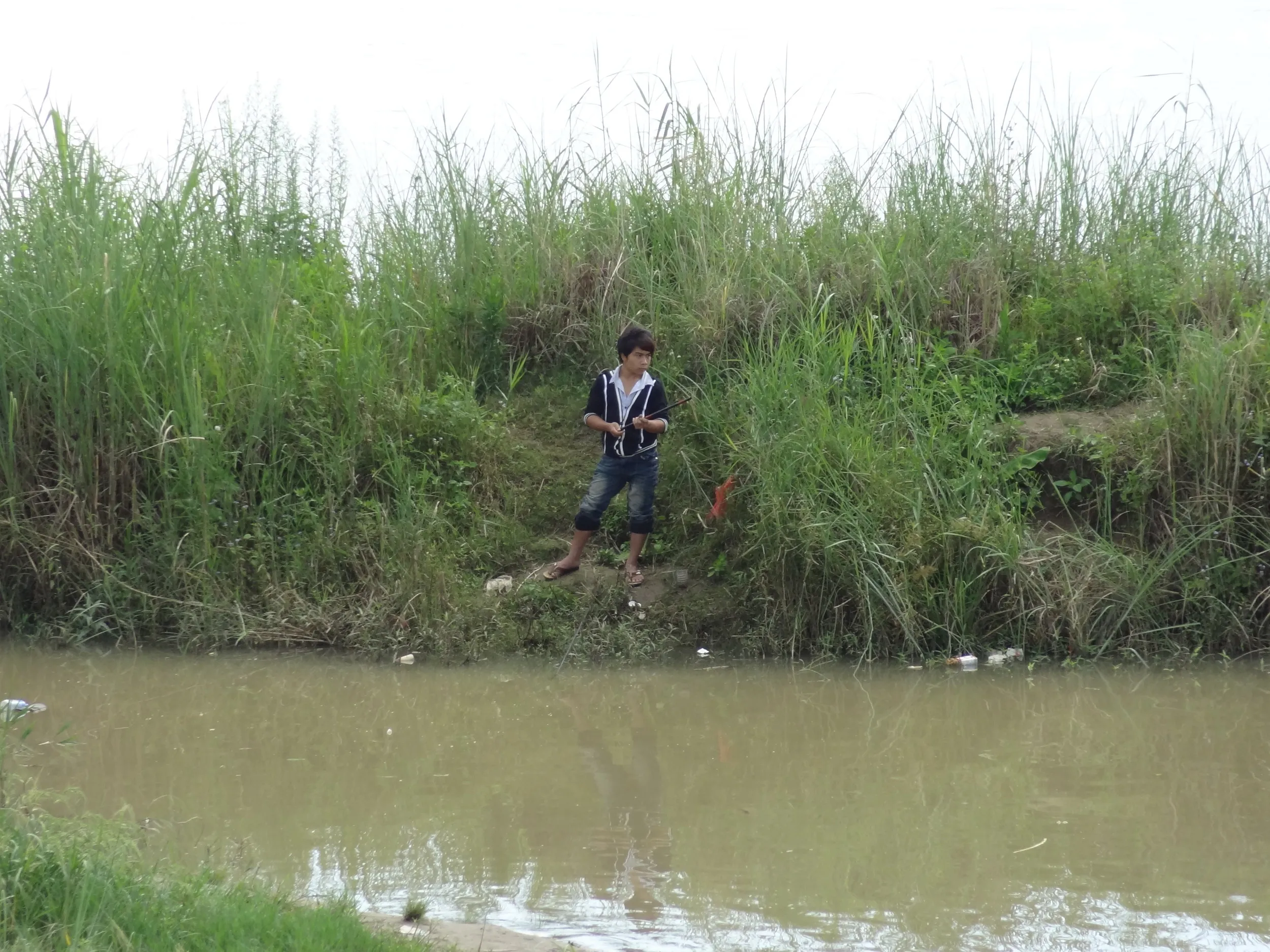 姐告大橋の下で釣りをする地元民