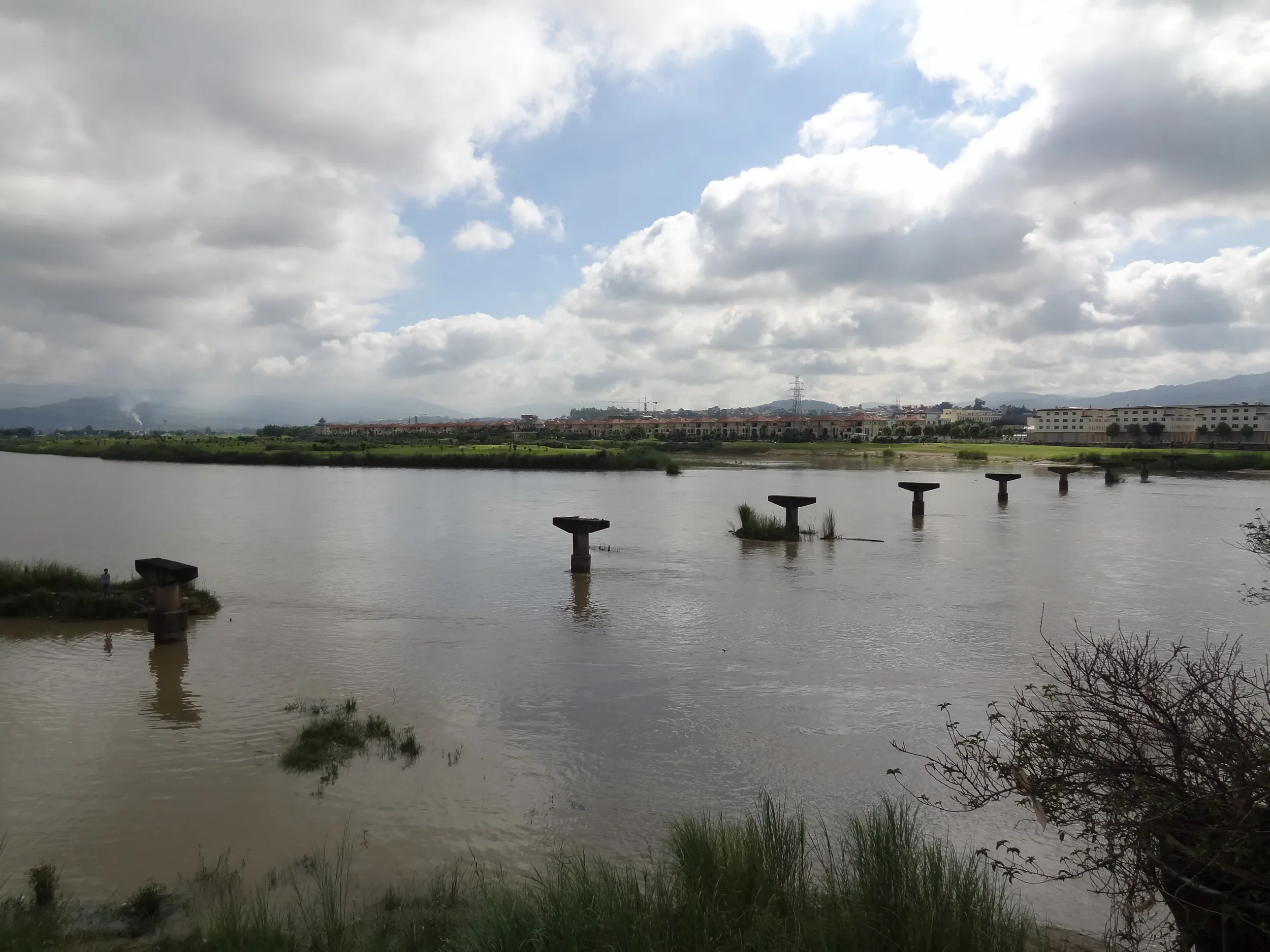 古い橋の名残の橋桁