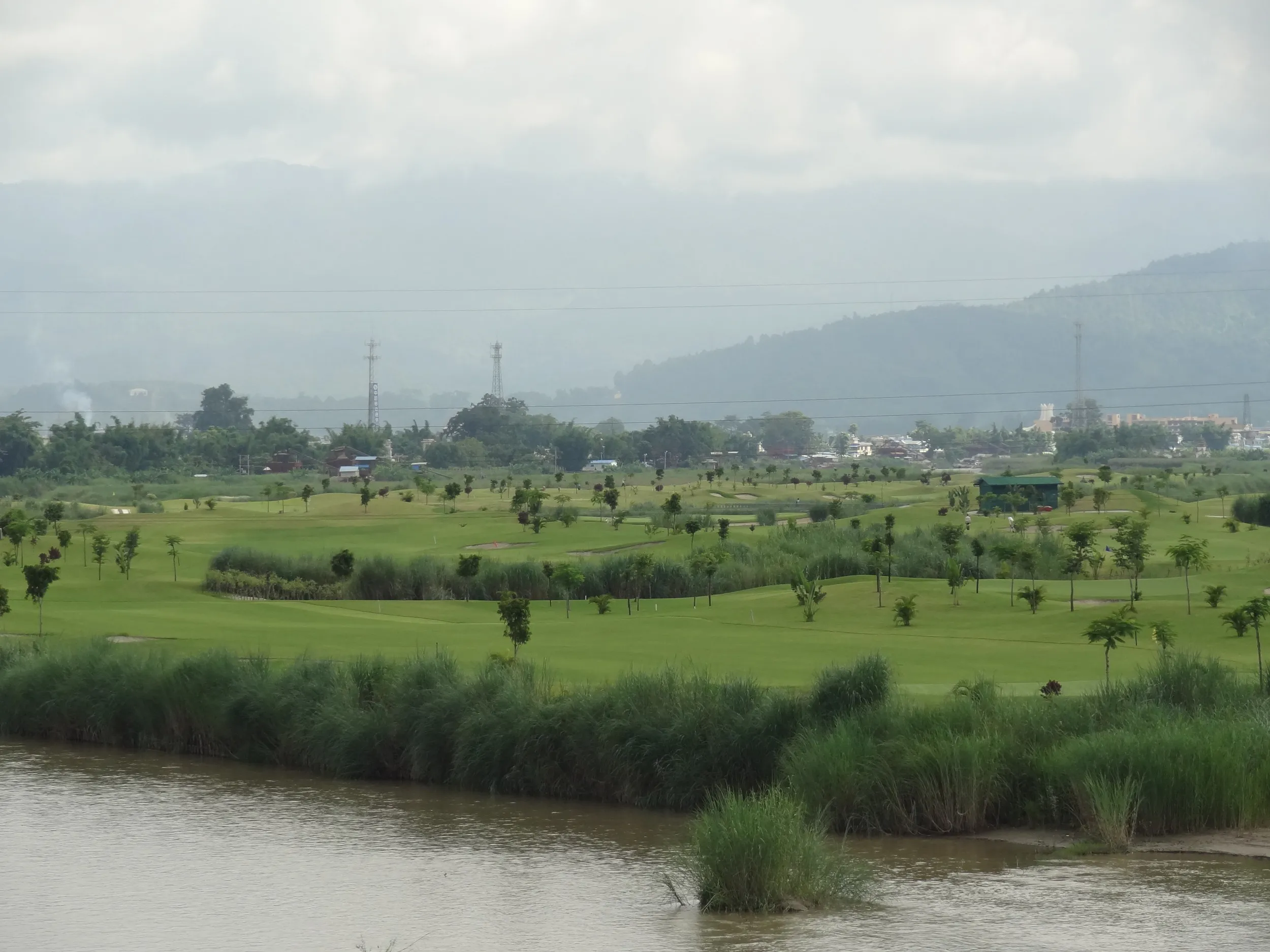 瑞麗江とゴルフ場を眺める