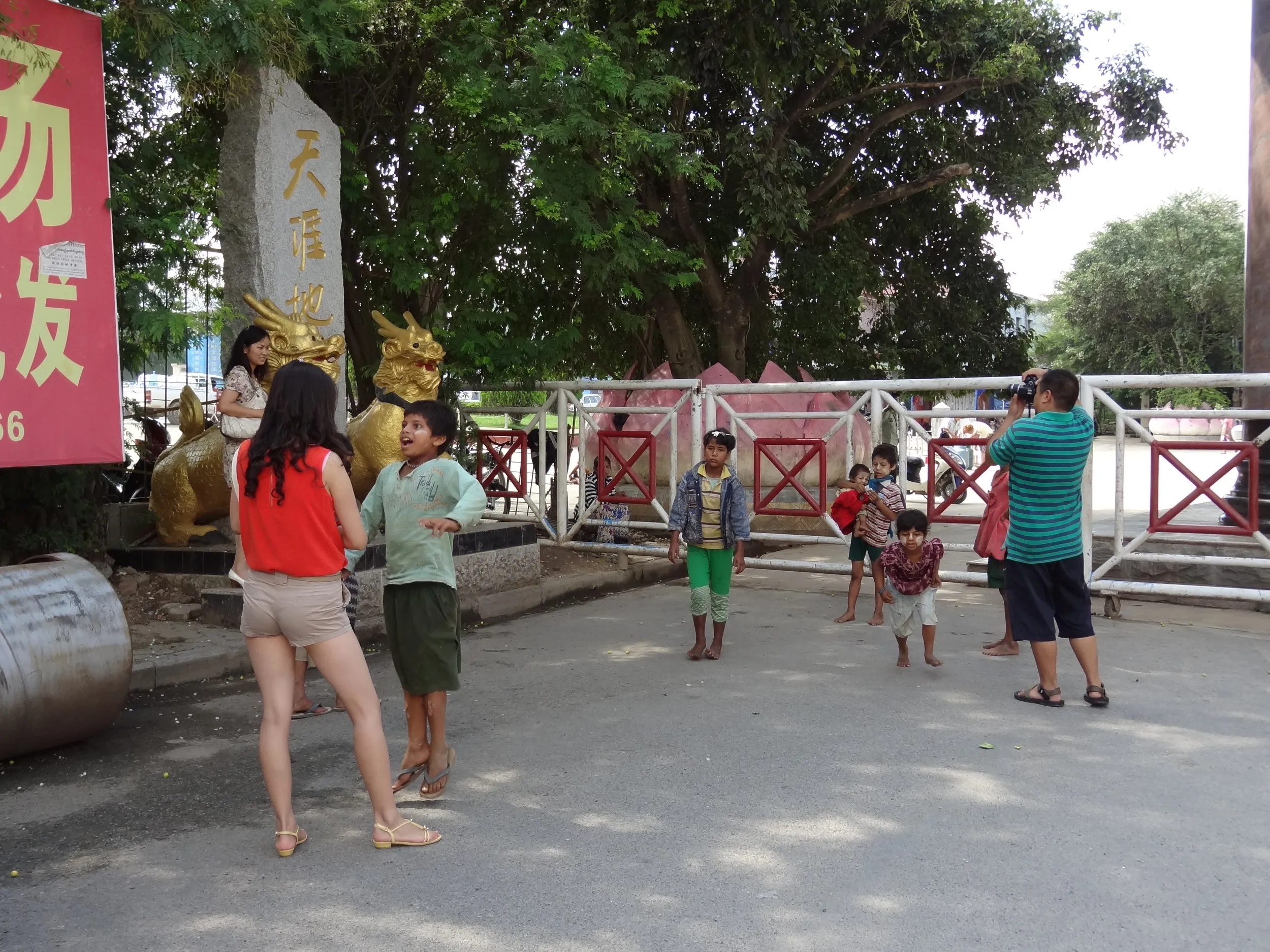 乞食をして稼ぐ子供達と観光客